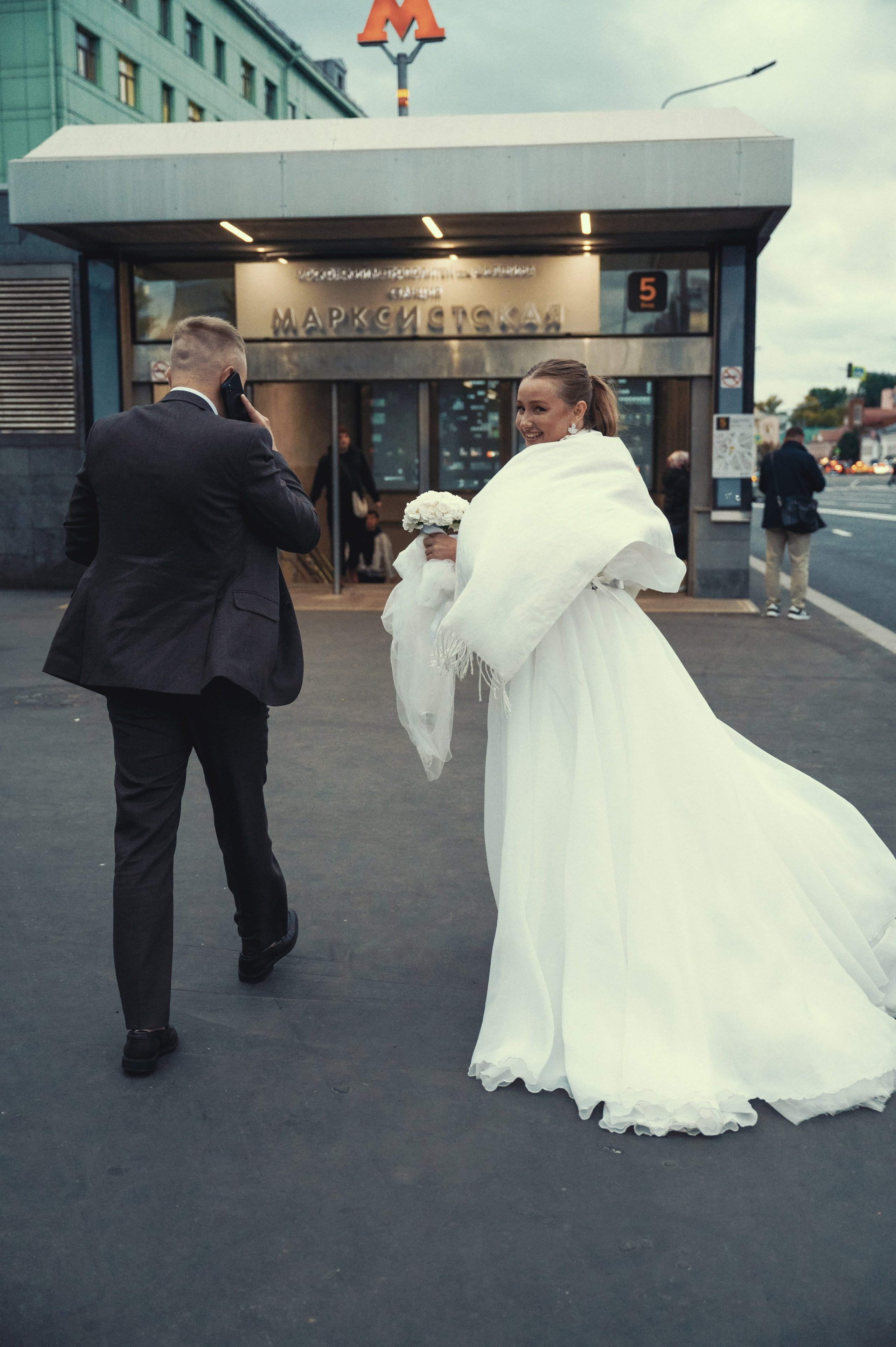 Фотосессия в метро. Свадебный и семейный фотограф Виктория Носачёва. Щелково, Москва и МО