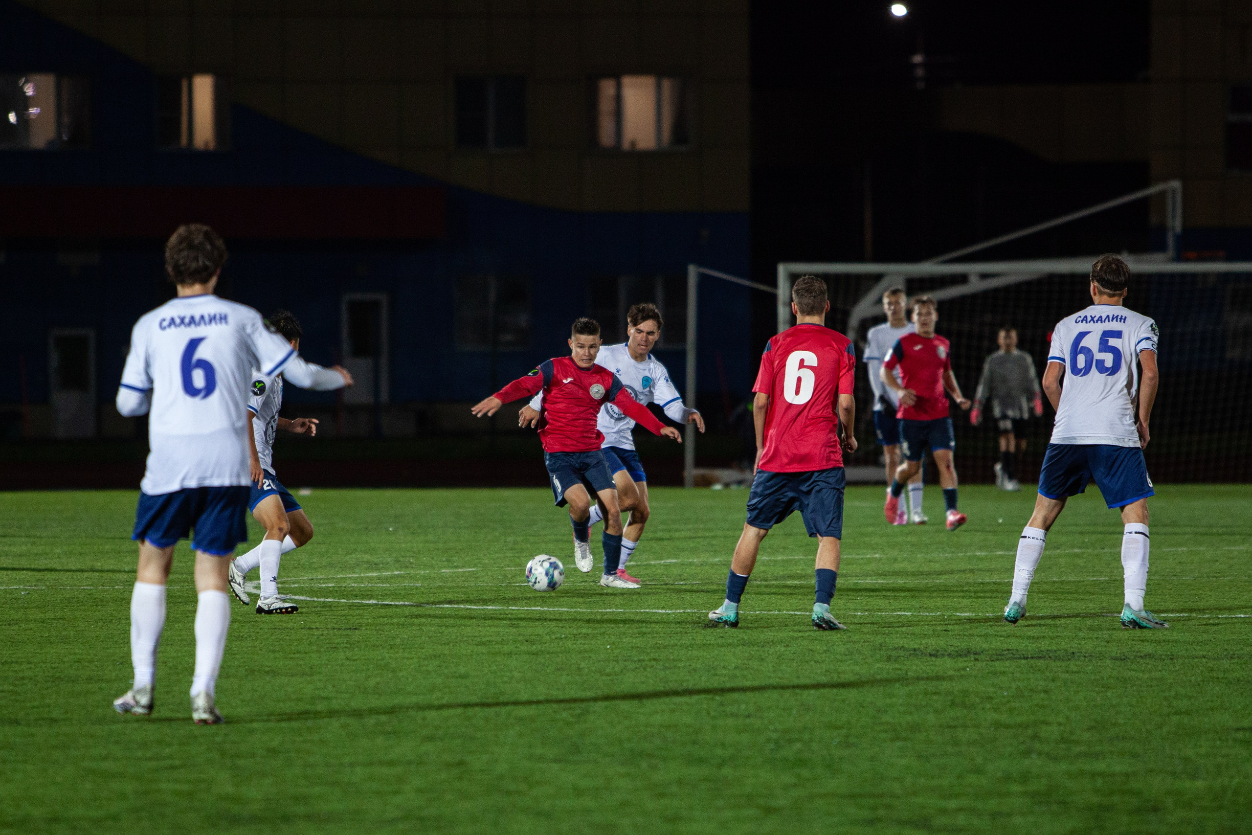 Матч юношеской футбольной лиги между командами СШ «Сахалин» и «СШОР № 1» (Комсомольск-на-Амуре) (U-18). Кутузов Евгений Фотограф в Южно-Сахалинске