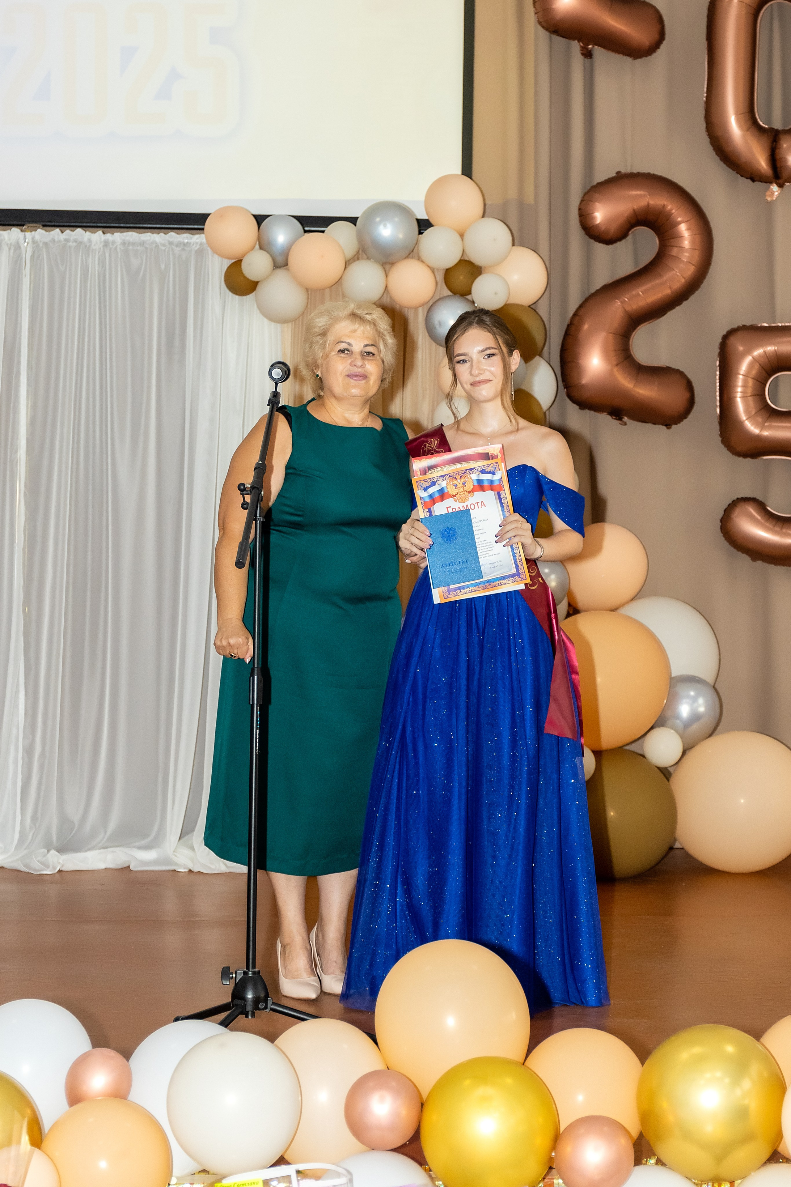 Выпускной. Школа 22, 11 класс. Стильный выпускной альбом Владивосток фотограф Вероника Мигачева