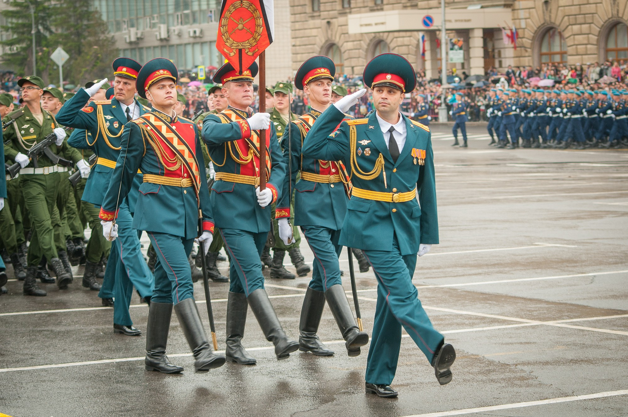 Военнослужащий отдаёт честь ветеранам на параде Победы