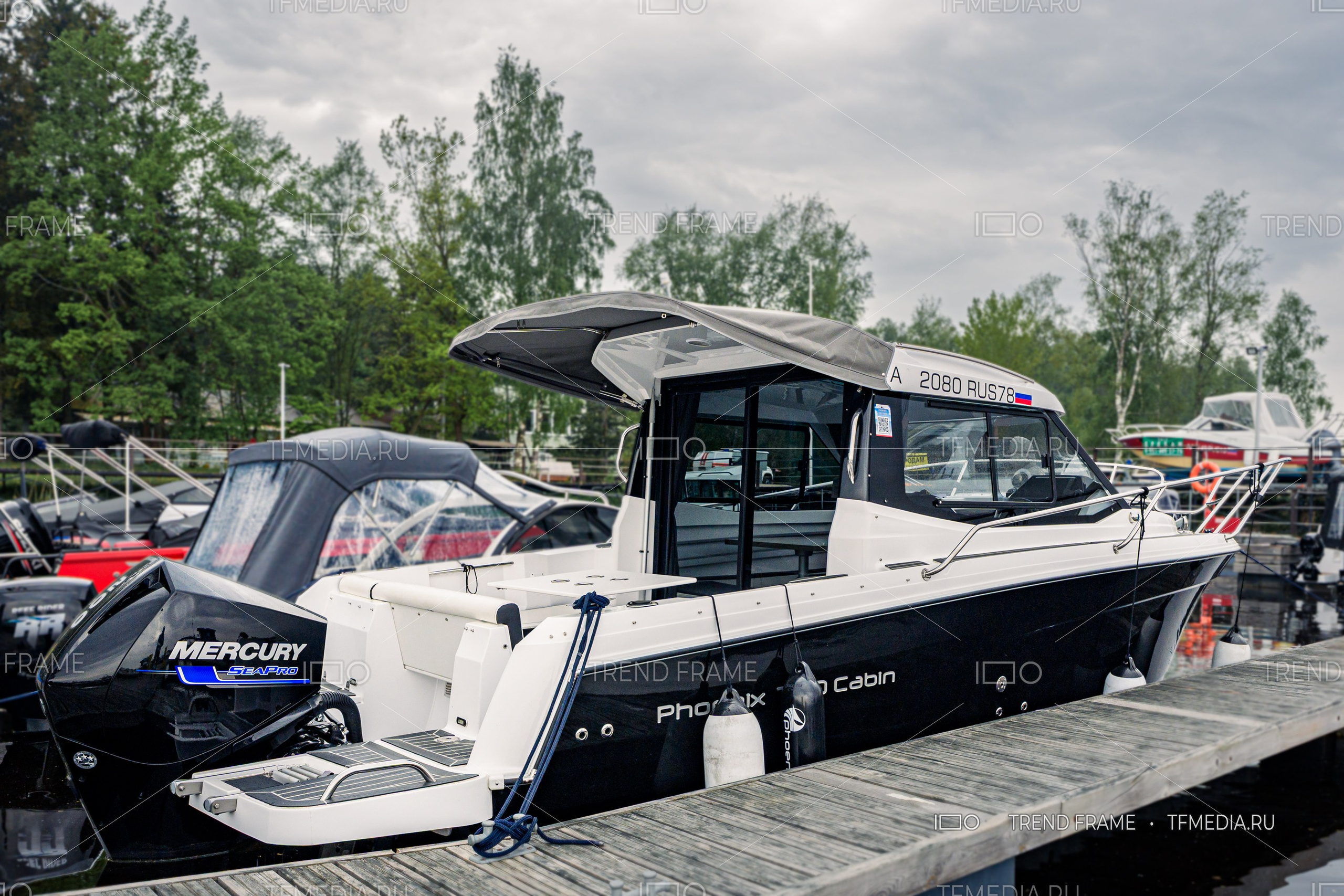 Прогулочная лодка Phoenix 700 Cabin с мотором Mercury SeaPro 200 на выставке