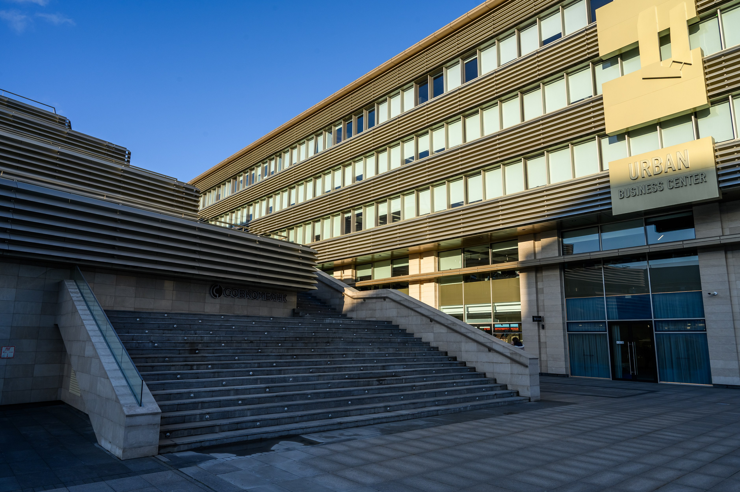 лавный вход в БЦ URBAN с архитектурными акцентами. Фотограф Алексей Клейменов