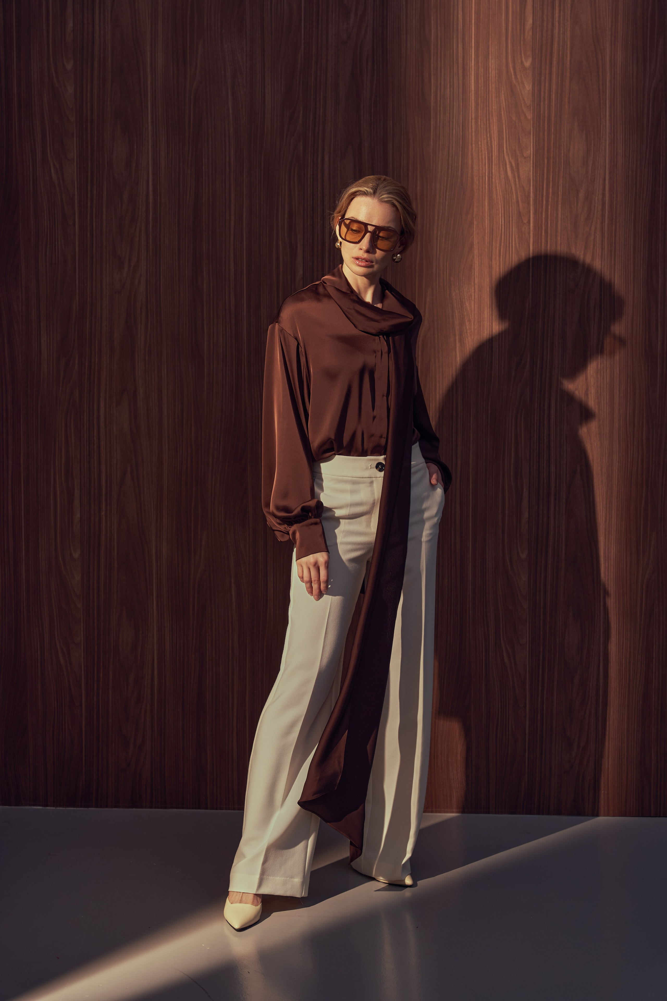 Съемка лукбука в стиле ретро, девушка блондинка в блузе с бантом в белых брюках