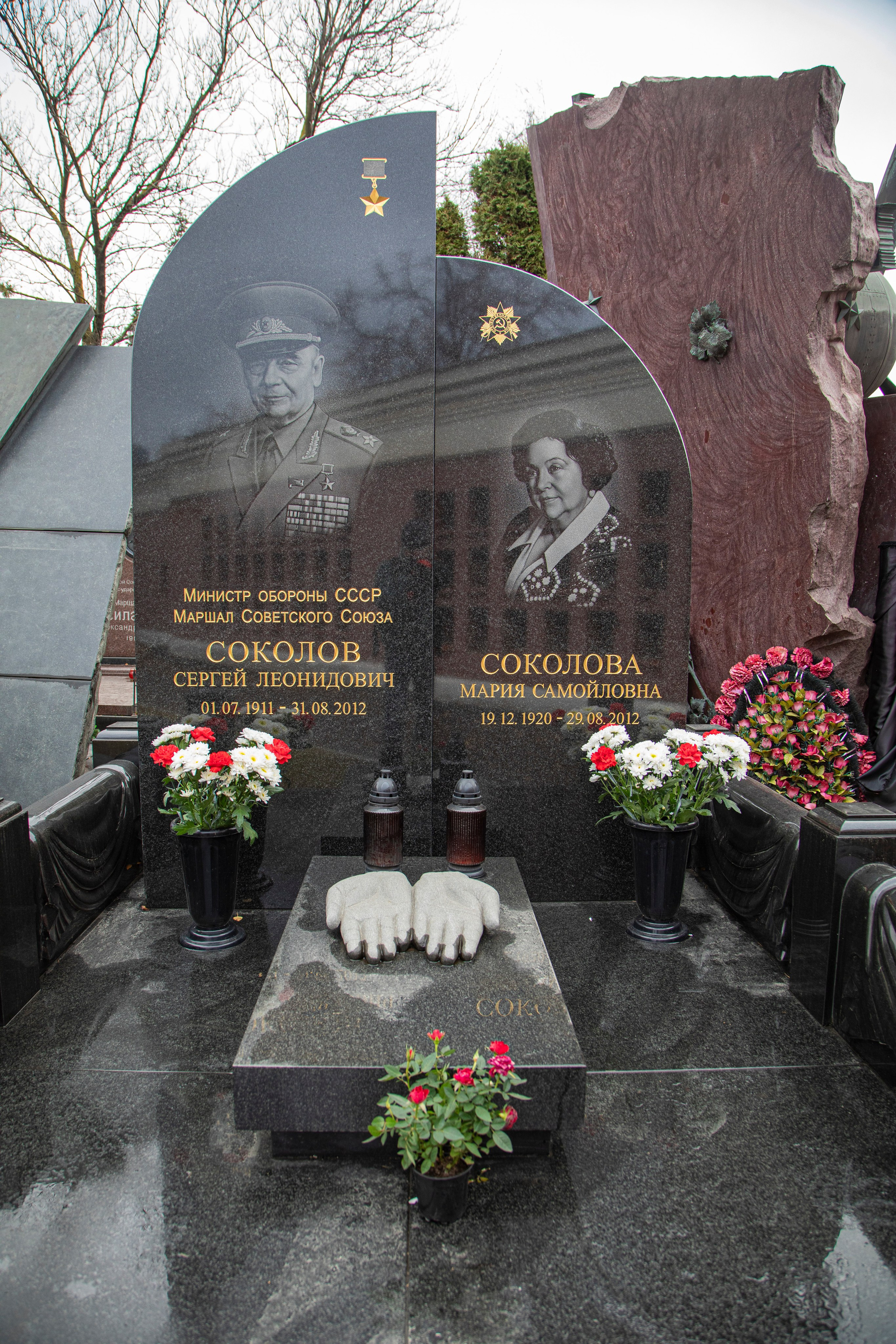 Осенняя прогулка по Новодевичьему кладбищу. Фотограф Сергей Ловкий