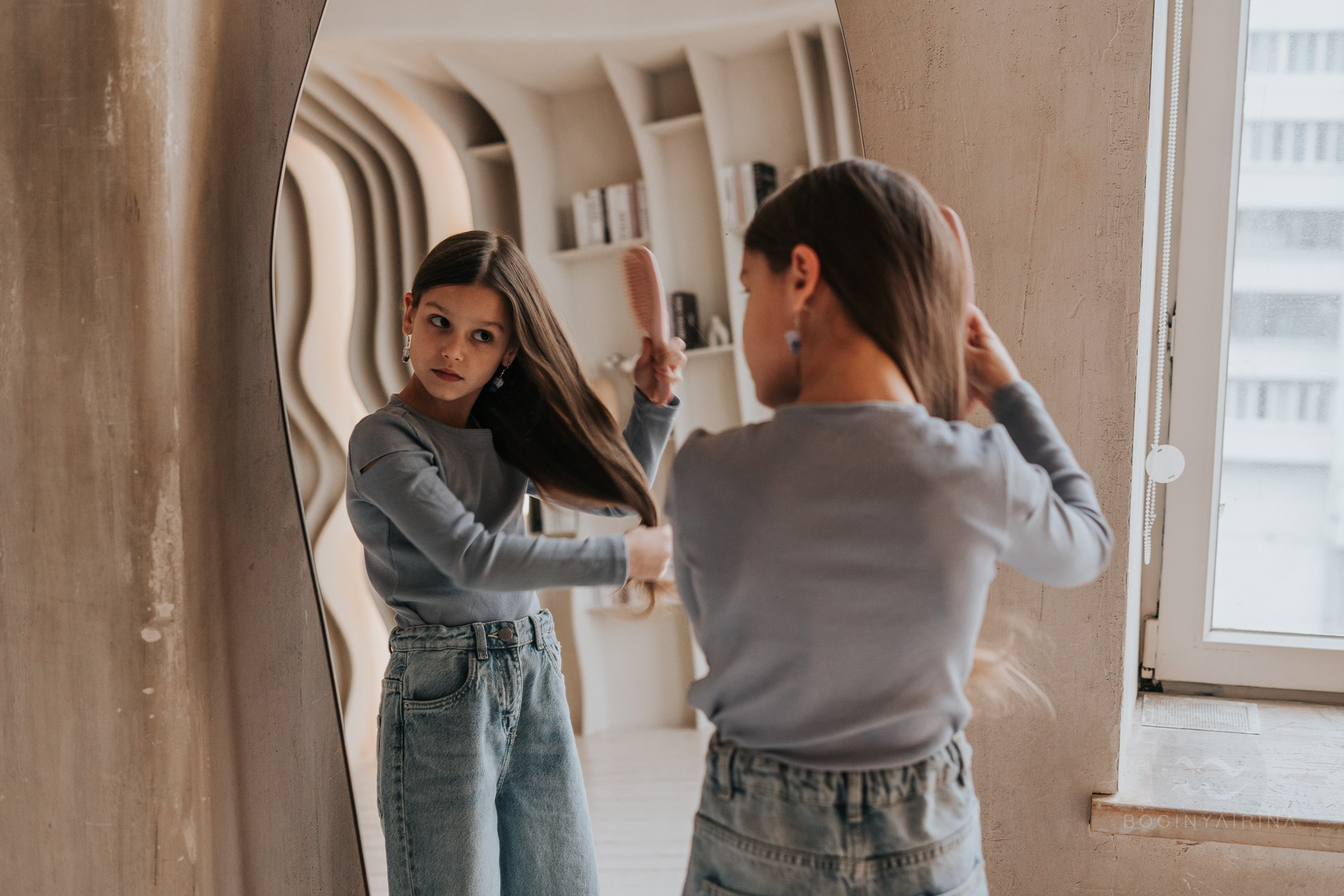 девочка перед зеркалом