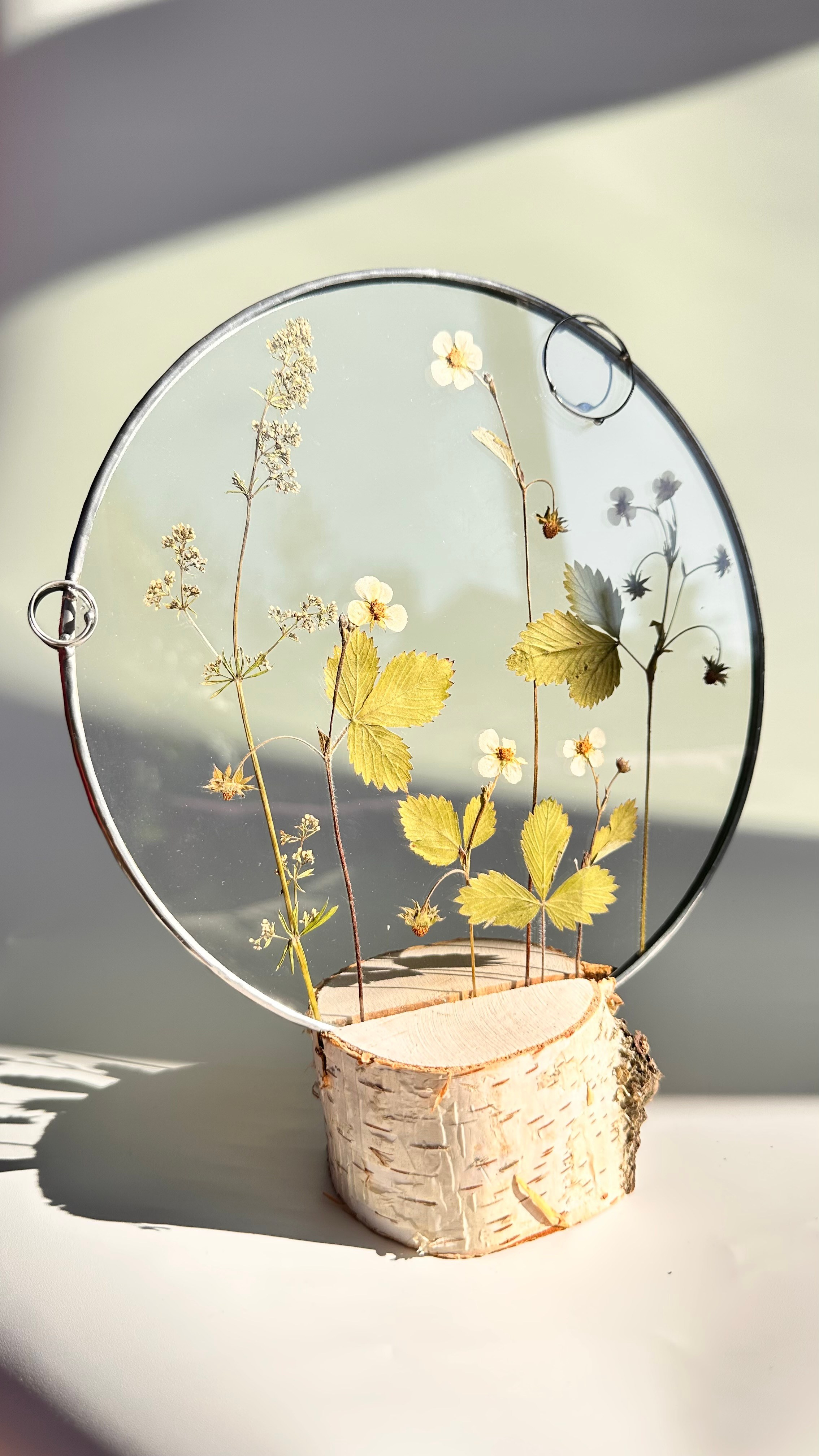 Земляника Круг 20 см. Оформляю пространства. Витражи с сухоцветами в технике Тиффани