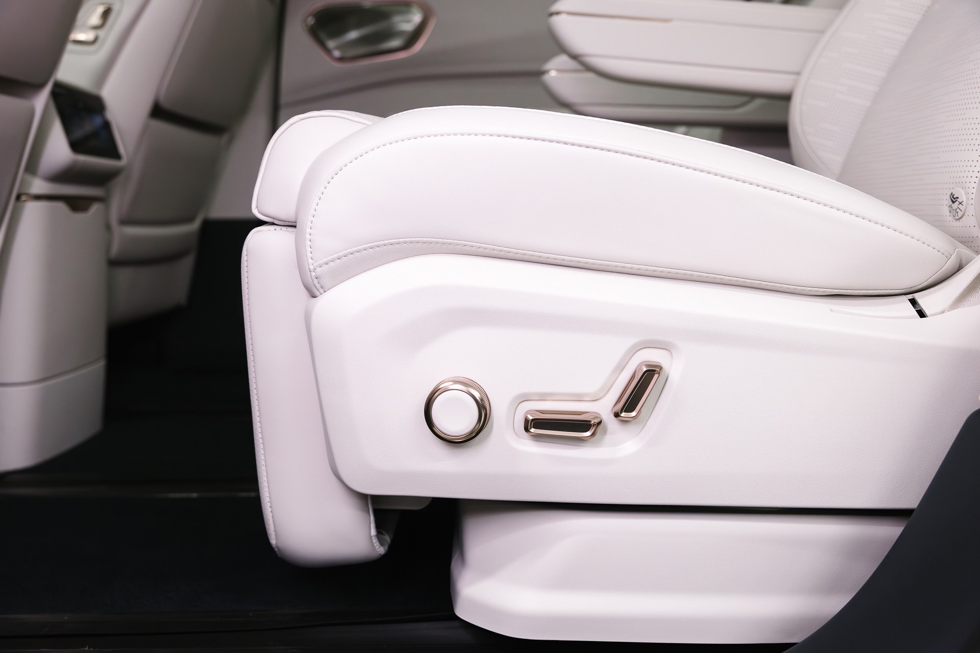 Lynk & Co 900 Ultra 2,0hyb 4WD AT (734 л. с.), 2025 г, 2,0 л бензин. Автосалон «Х-Авто»