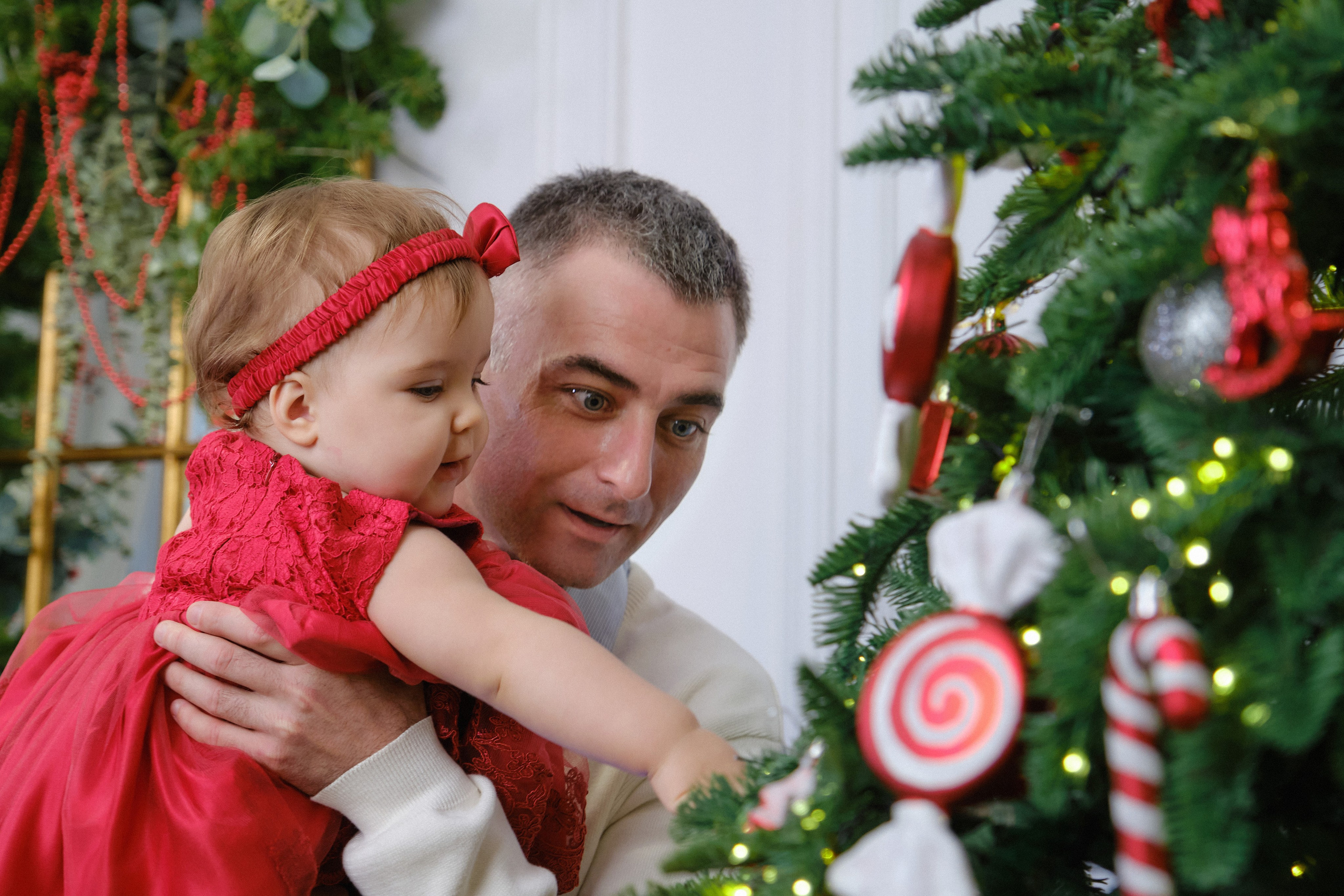 Папа с дочкой около новогодней ёлки