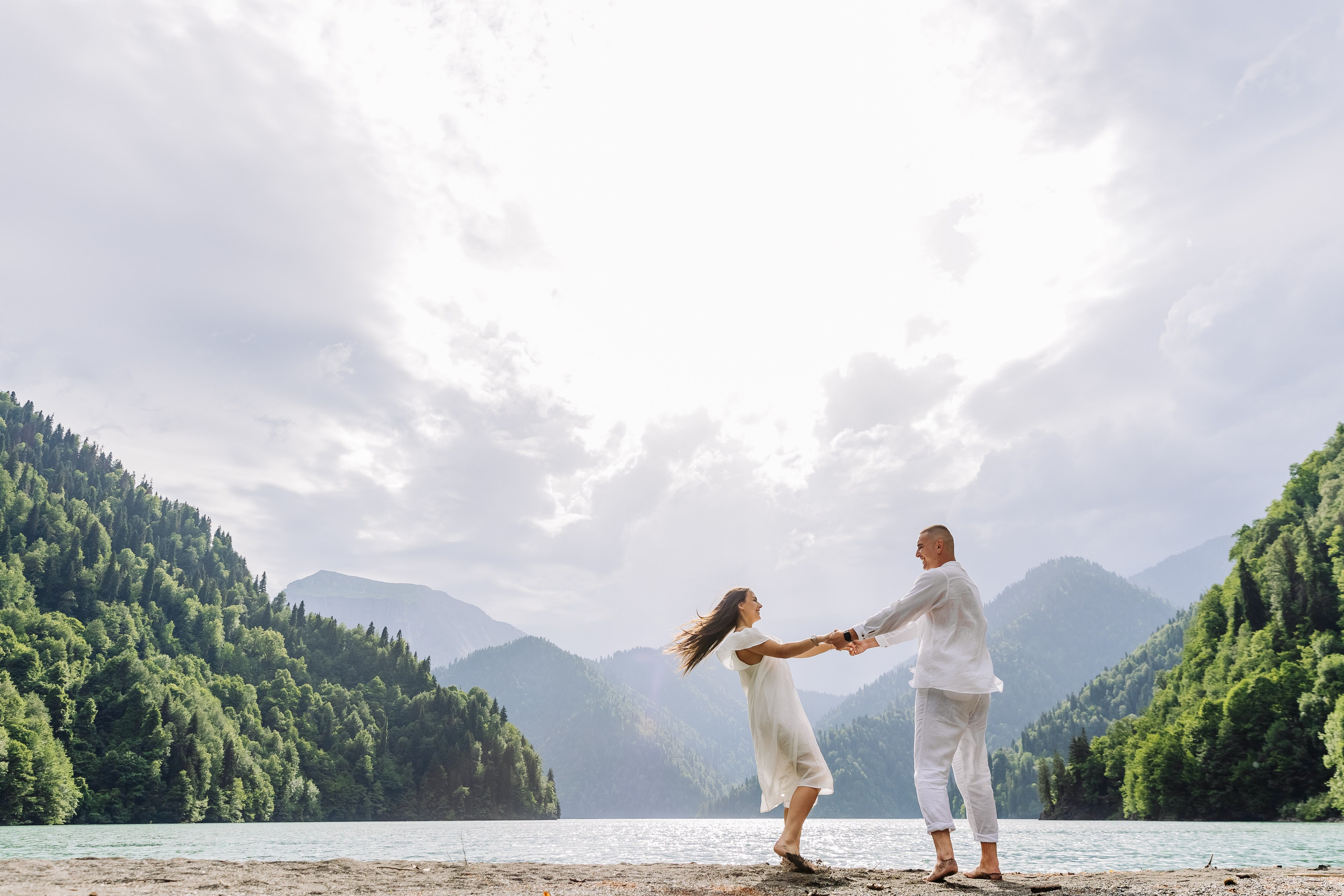 Фотосессия в Абхазии на прекрасном озере Рица. Свадебный фотограф в Абхазии, Сухум, Гагра, Сочи