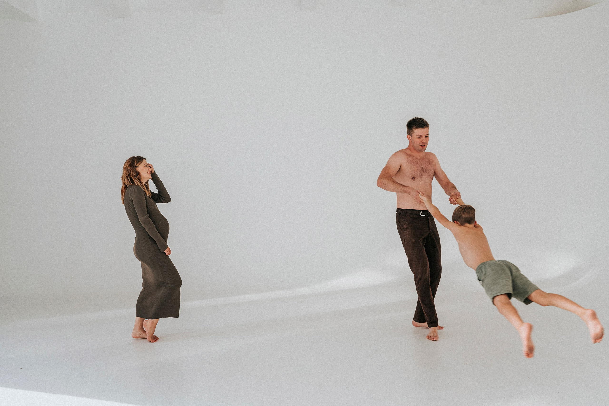 семейная фотосессия беременности с ребенком и мужем