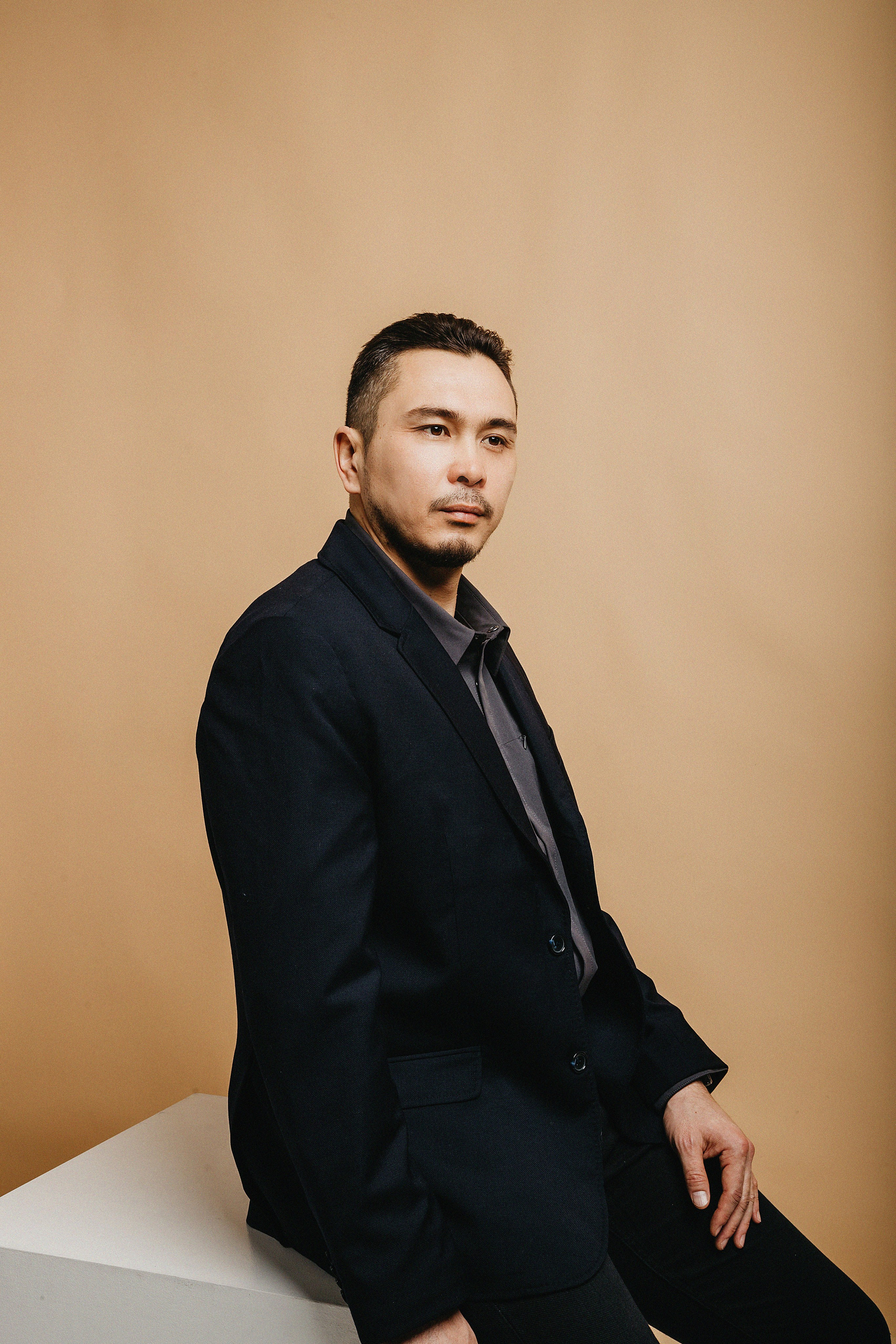 Фотосессия Нурлана в фотостудии Пространство. Свадебный, семейный и портретный фотограф в Алматы, Костанай