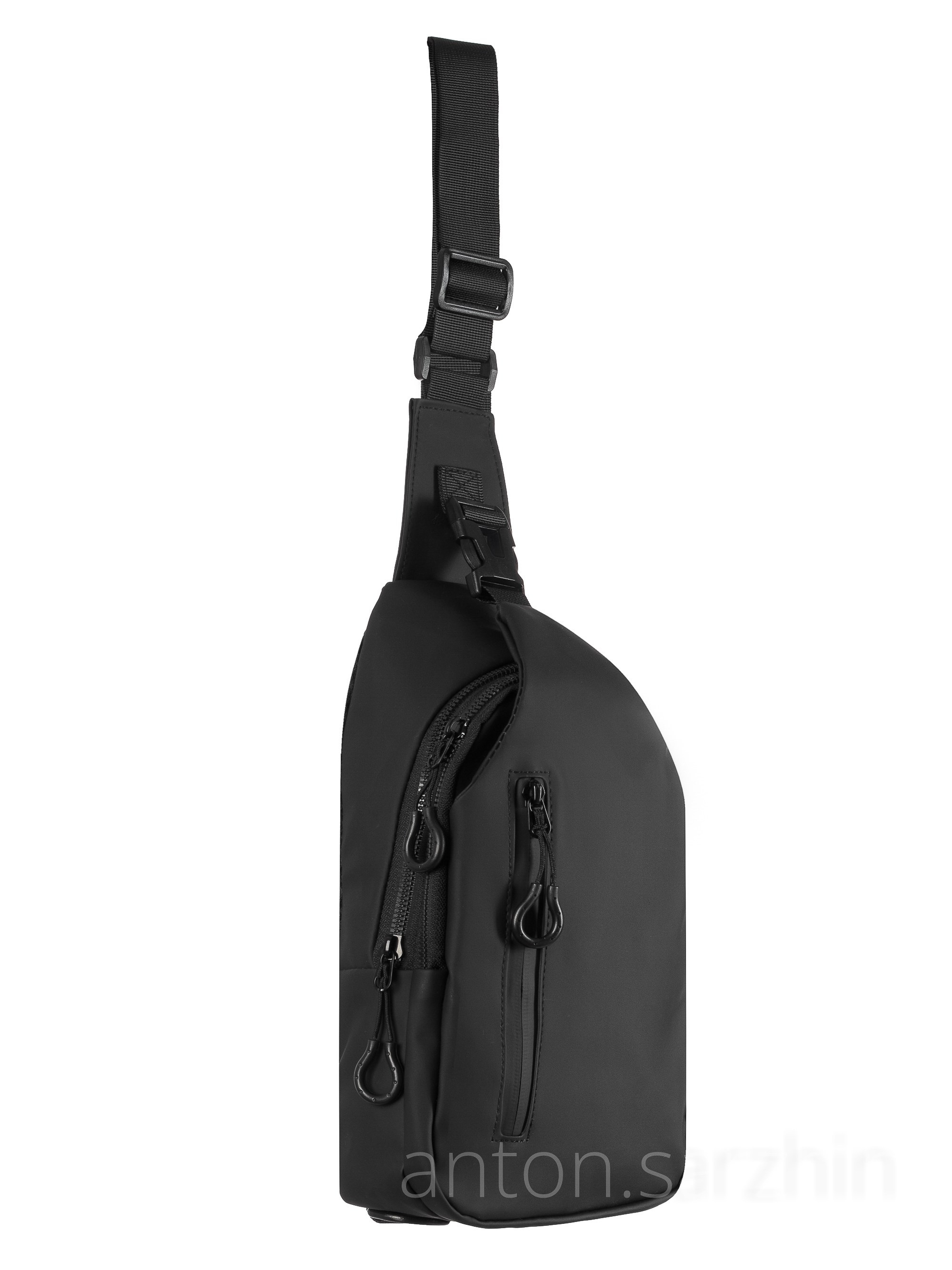 Предметная съемка наплечной сумки на белом фоне