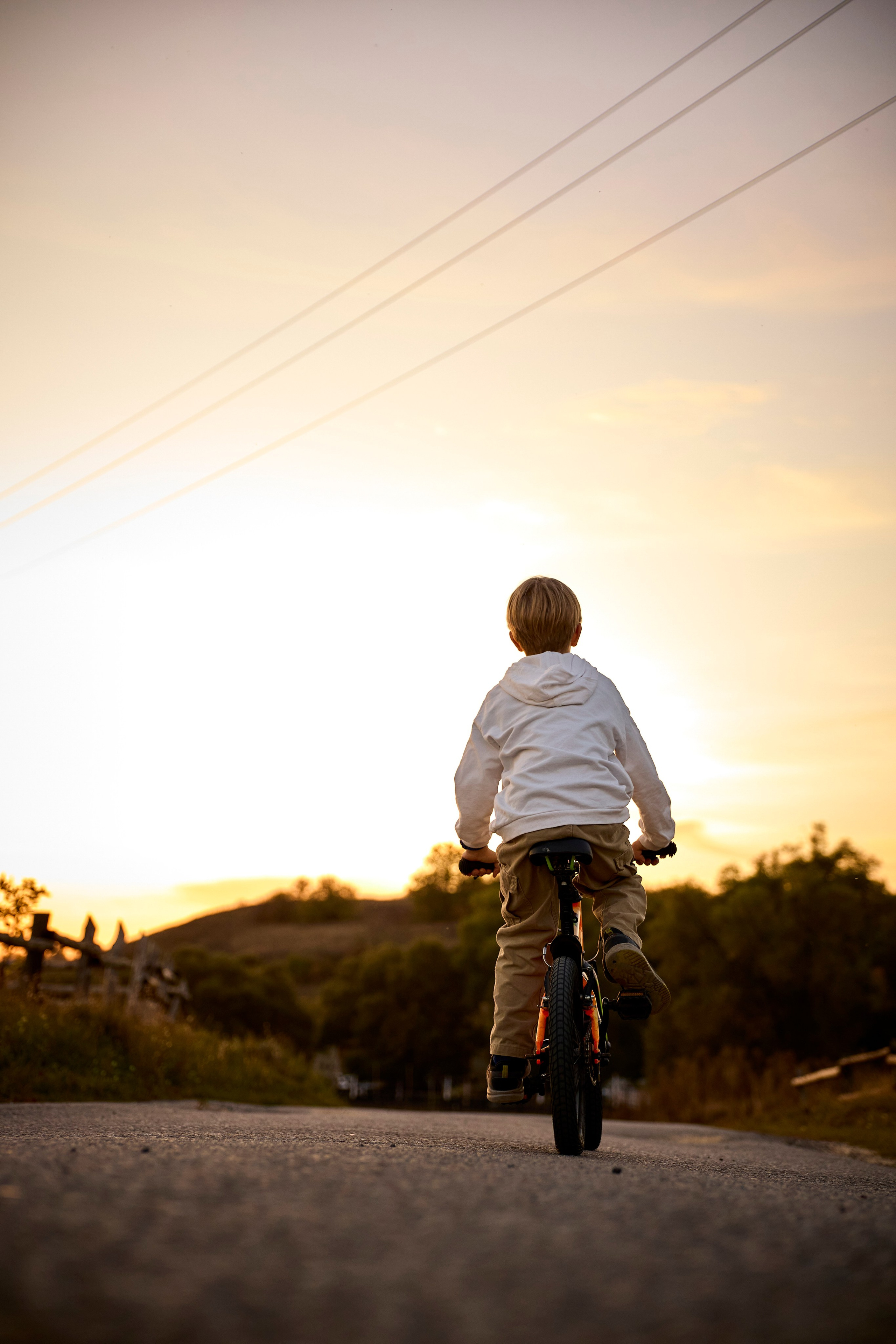 Вот она, та самая загадочная Кудыкина гора! Место сильное, красивое и очень гостеприимное. Отсюда, с вершины, открывается потрясающий вид на древний Дон. Кажется, будто стоишь на краю света, и перед тобой — вся великая история этой реки. Особенно волшебно здесь на закате, когда солнце окрашивает воду и небо в золотые и розовые края. Природа настоящая, степная, дышится очень легко. И вот среди этой природной мощи встречаешь удивительные рукотворные вещи. три богатыря сидят на поле. Отдыхают и ждут пока приготовится ужин. Или «Хоровод» на самой вершине. фигуры, взявшись за руки, словно охраняют покой этого места. Чувствуется какая-то особая сила и энергетика. Отличный повод задуматься о вечном и сделать классные кадры! Но главный сюрприз, ради которого многие и едут — ждёт в конце. Тот, кто даёт понять: вы действительно на Кудыкиной горе! Вот он, местный житель — огнедышащий Змей Горыныч. Теперь та самая поговорка «На Кудыкины горы воровать помидоры» звучит особенно смешно! Потому что с таким стражем ни о каких помидорах и речи быть не может. Его дело — охранять покой и устраивать по-настоящему огненное шоу на прощание. #dzen13 #желтаяшапочкаdz #кудыкинагора #тревел #змейгорыныч #топ