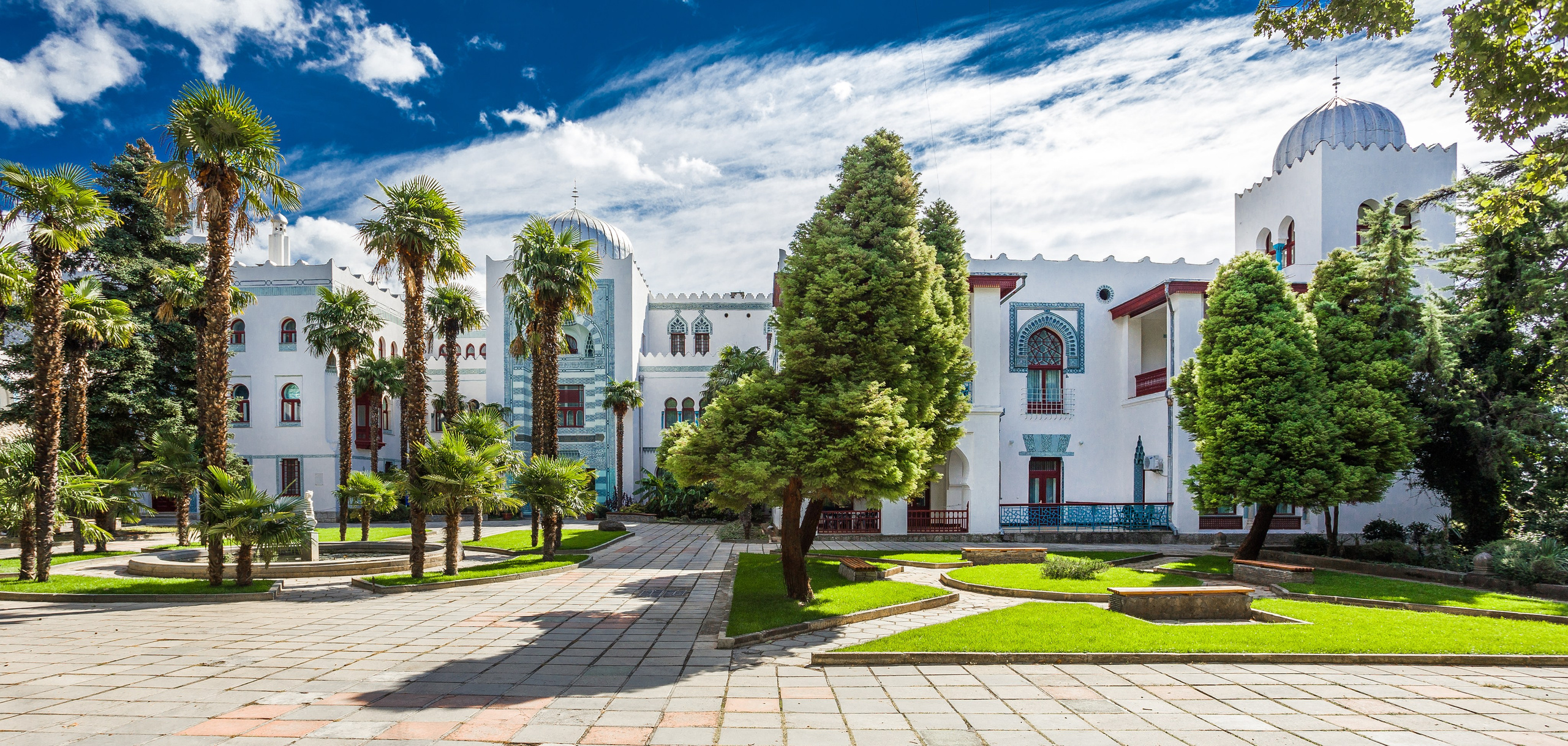 Локации для фотосессии в Ялте. Профессиональная фотосъемка в Крыму. Натуральные эмоции и живые кадры. Забронируйте дату прямо сейчас!