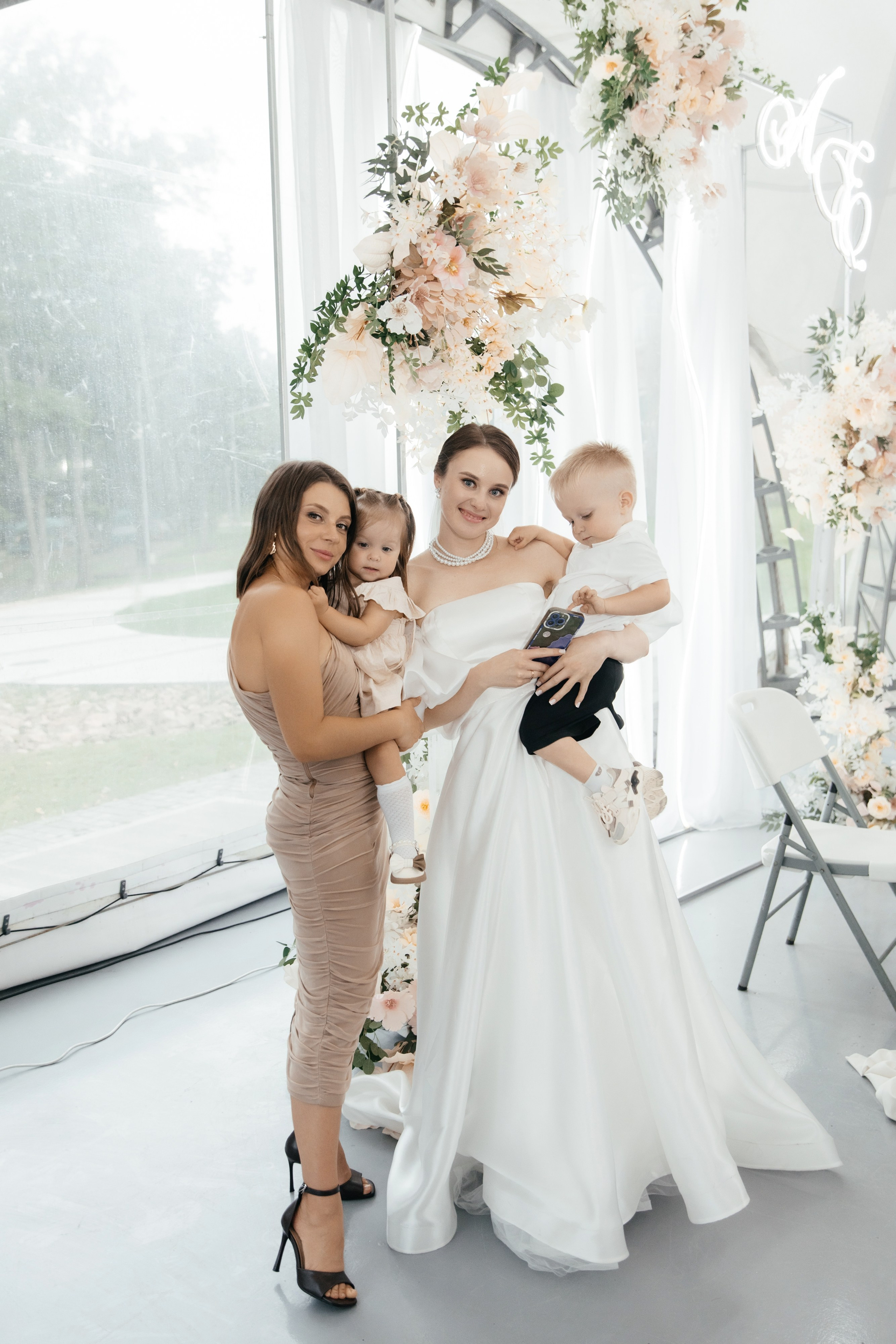 Я создаю профессиональные фотографии, которые сохраняют эмоции, детали и атмосферу вашего праздника. Свадебный фотограф во Владивостоке