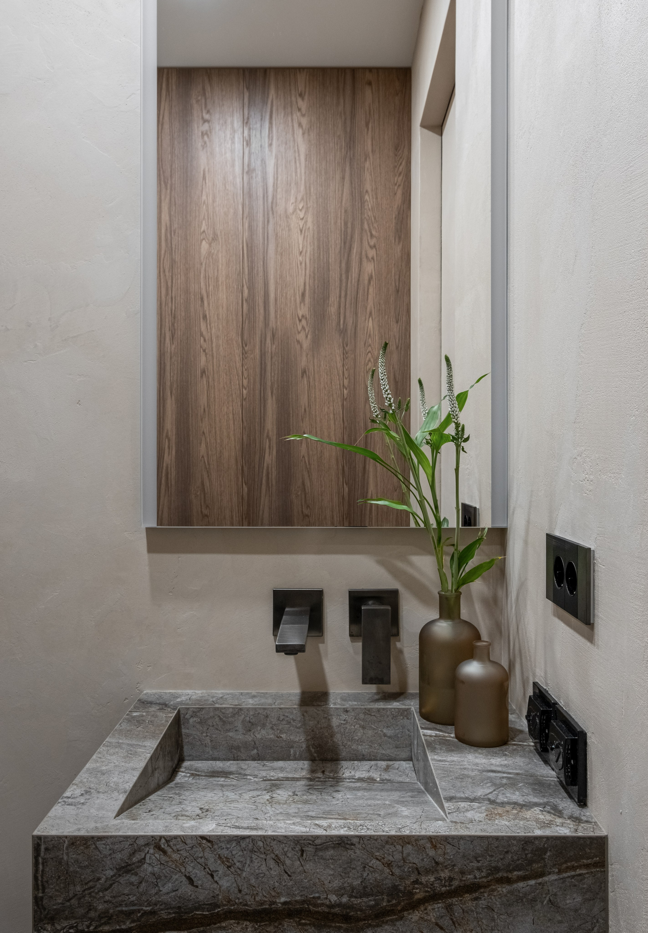 Санузел с деревянными фасадами и стиральной машиной