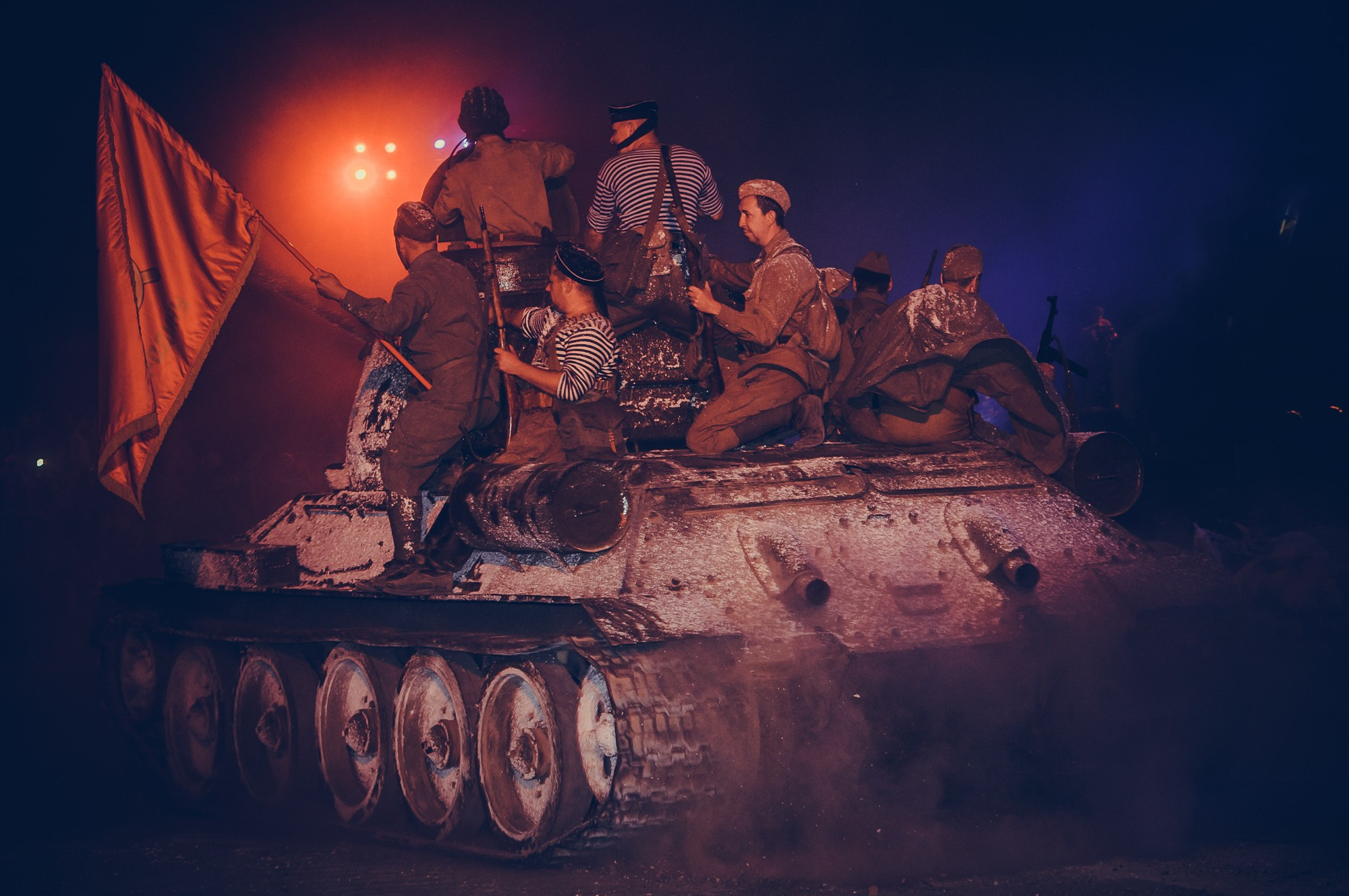 Советские солдаты выезжают на танке