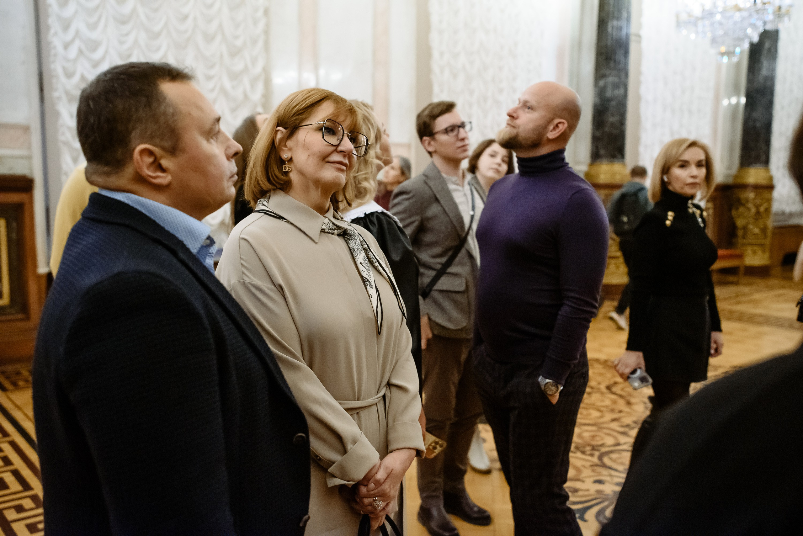Экскурсовод и участники музейной встречи