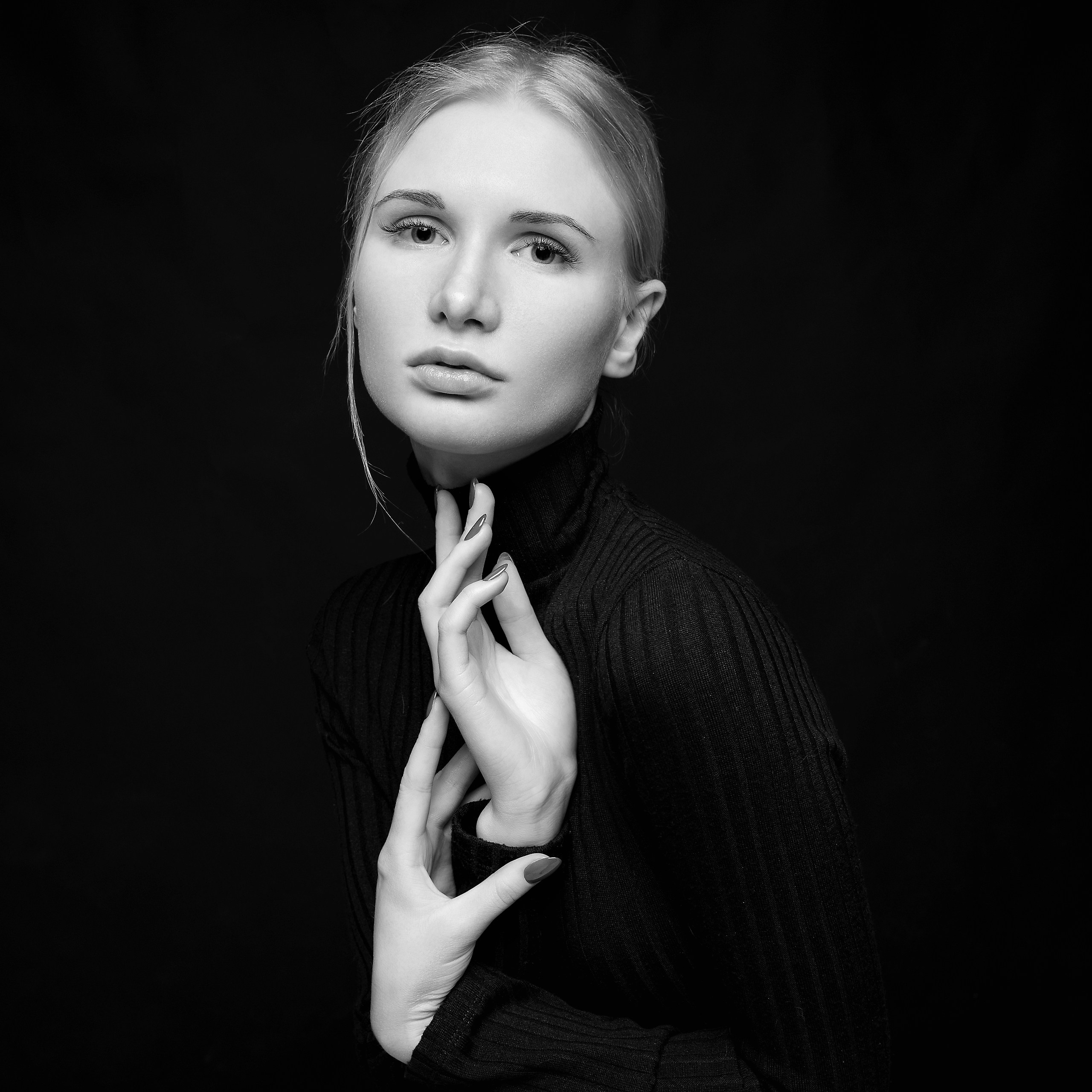 Фотограф Евгений Левченко - художественный черно-белый портрет девушки на черном фоне