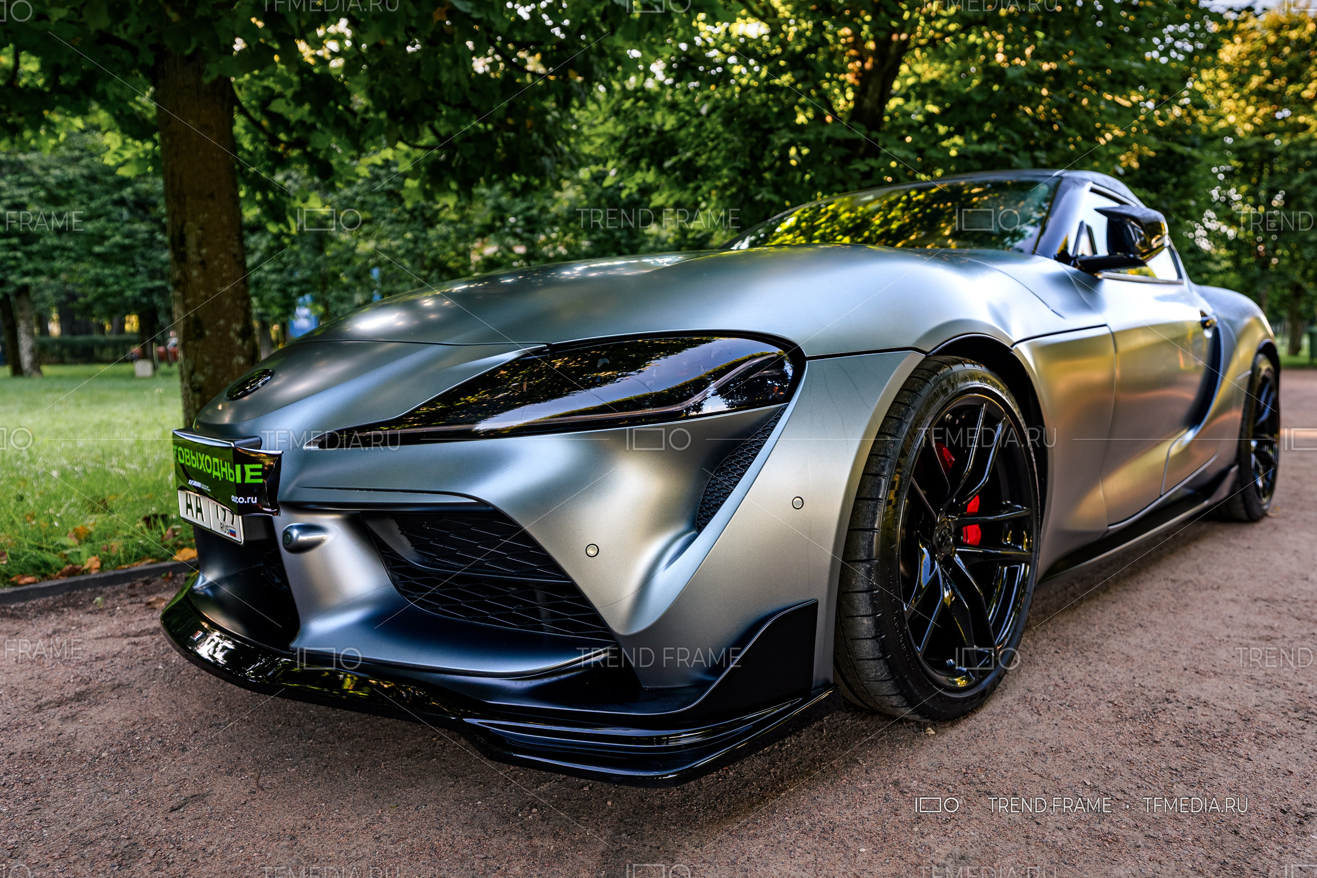 Toyota Supra A90 спортивное купе, передний ракурс, матовый серый цвет, Автовыходные 2025 Архангельское — фото TrendFrame