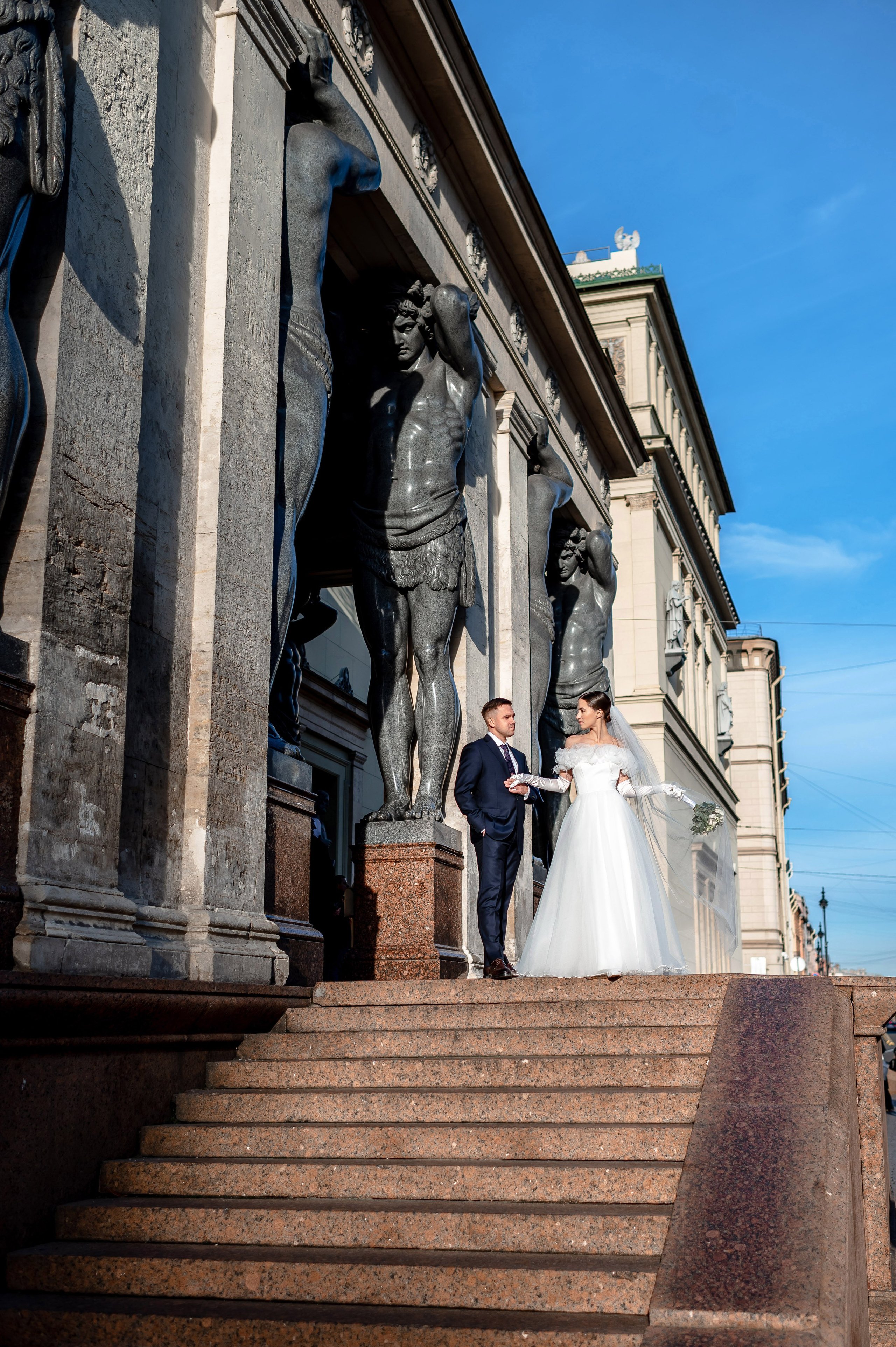 Осенняя великолепная свадебная прогулка жениха и невесты в октябре в Санкт-Петербурге в Михайловском парке и у Атлантов на Миллионной улице. Портретный, семейный и свадебный фотограф в Санкт-Петербурге и в Пушкине Ширяев Денис