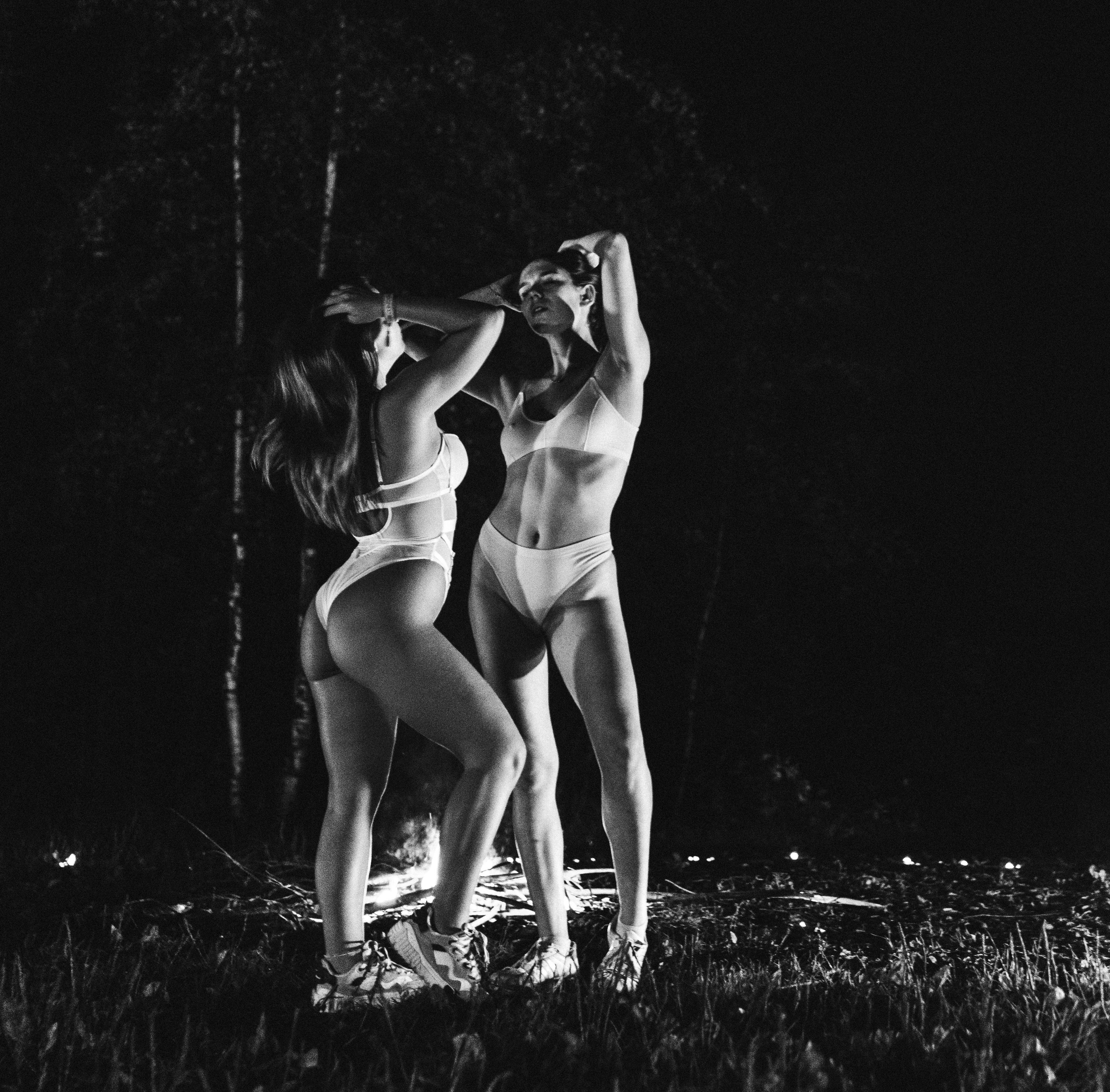 Фотосессия в ночном лесу: девушки в белье на фоне природы.