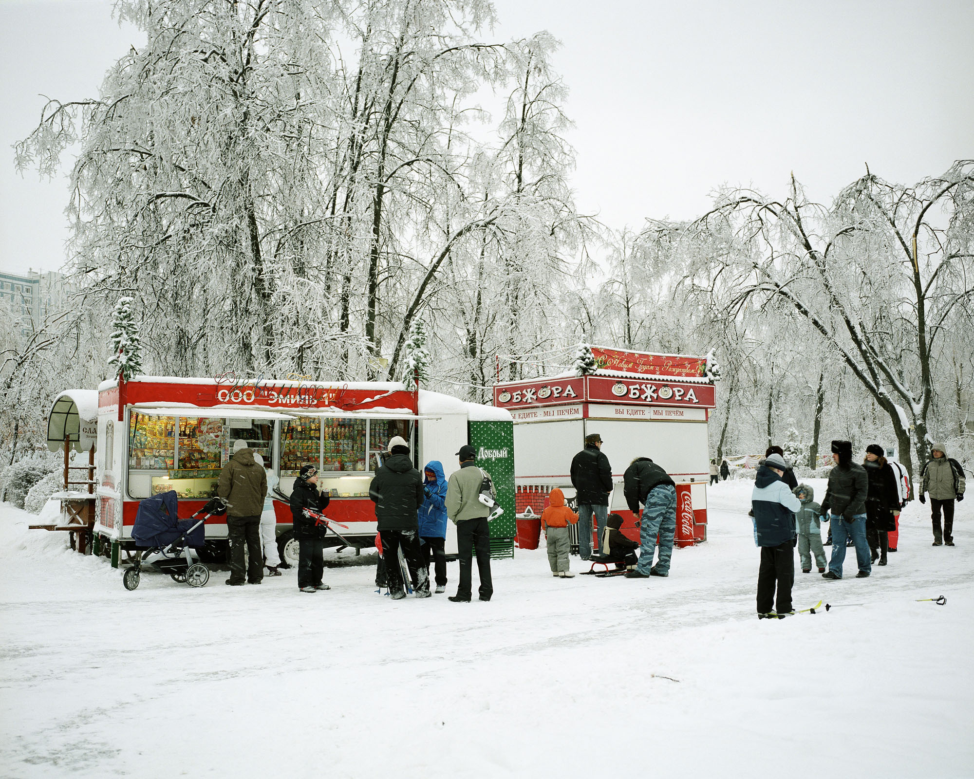 PLATE 4: Figures of people at leisure (with skies, sledge, baby stroller), trees, mobile and semi-permanent kiosks (with beverage refrigerator), waste bins, winter landscape