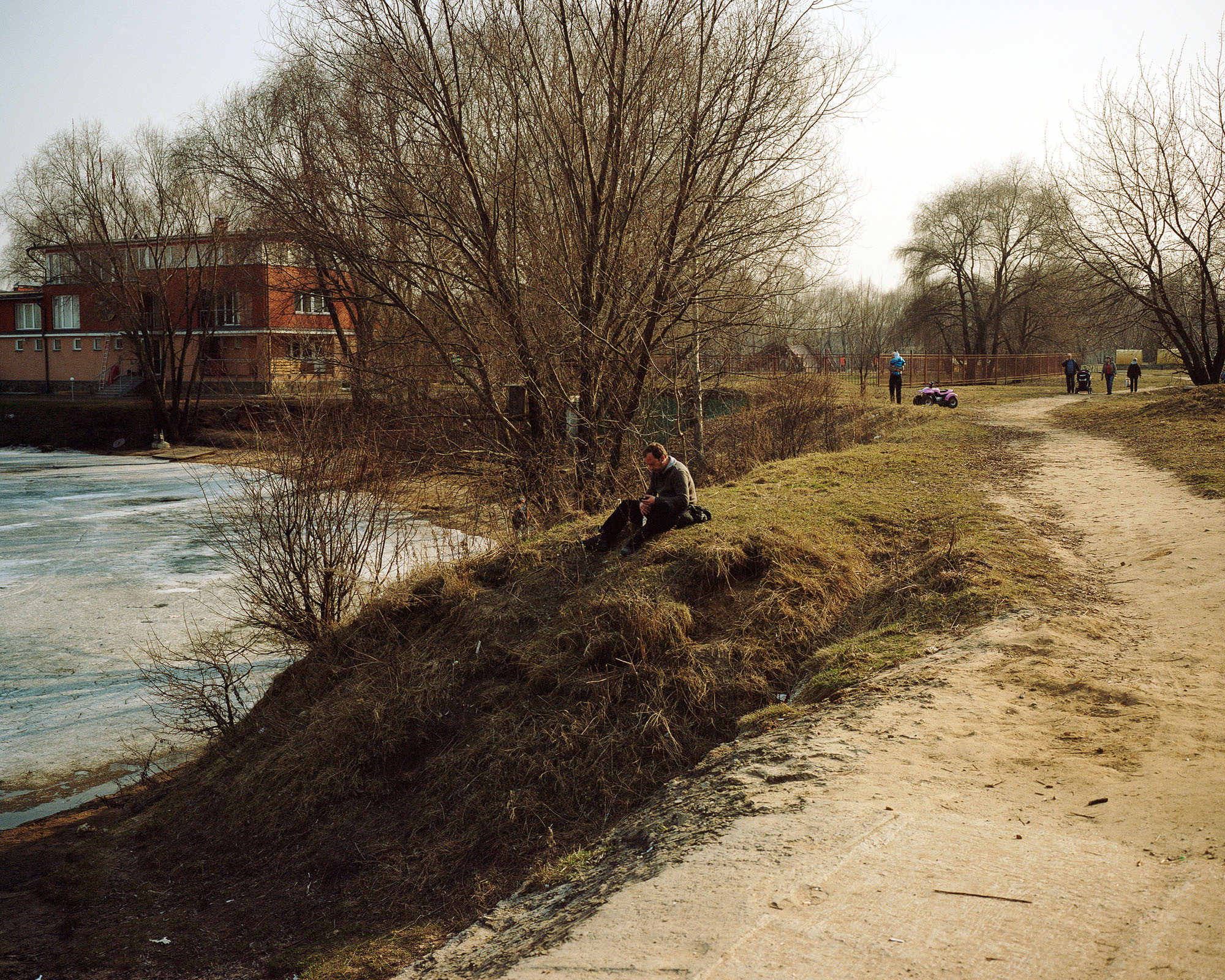 PLATE 31: Non-residential building, trees and bushes, figures of people at leisure, dry grass, sand, 	 	water reservoir (with ice), barriers