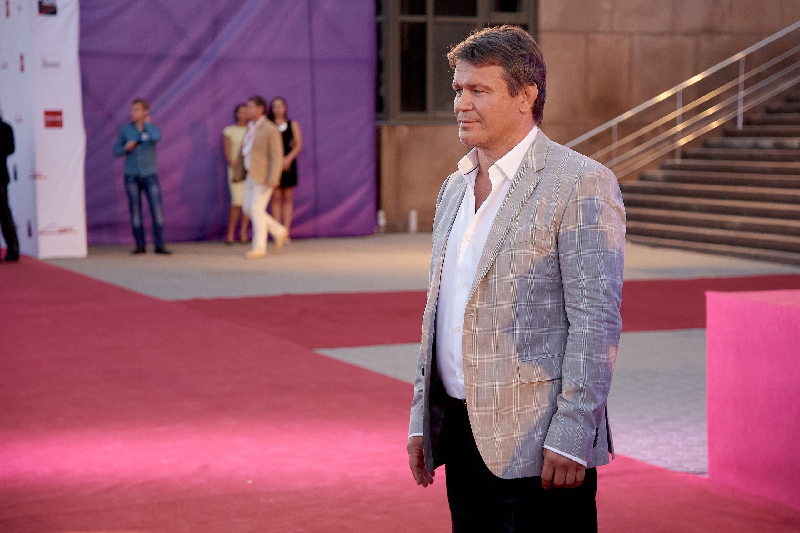 Олег Тактаров встречает известных артистов на карсной дорожке кинофестиваля. Фотограф Александр Гладкий 89777015622.