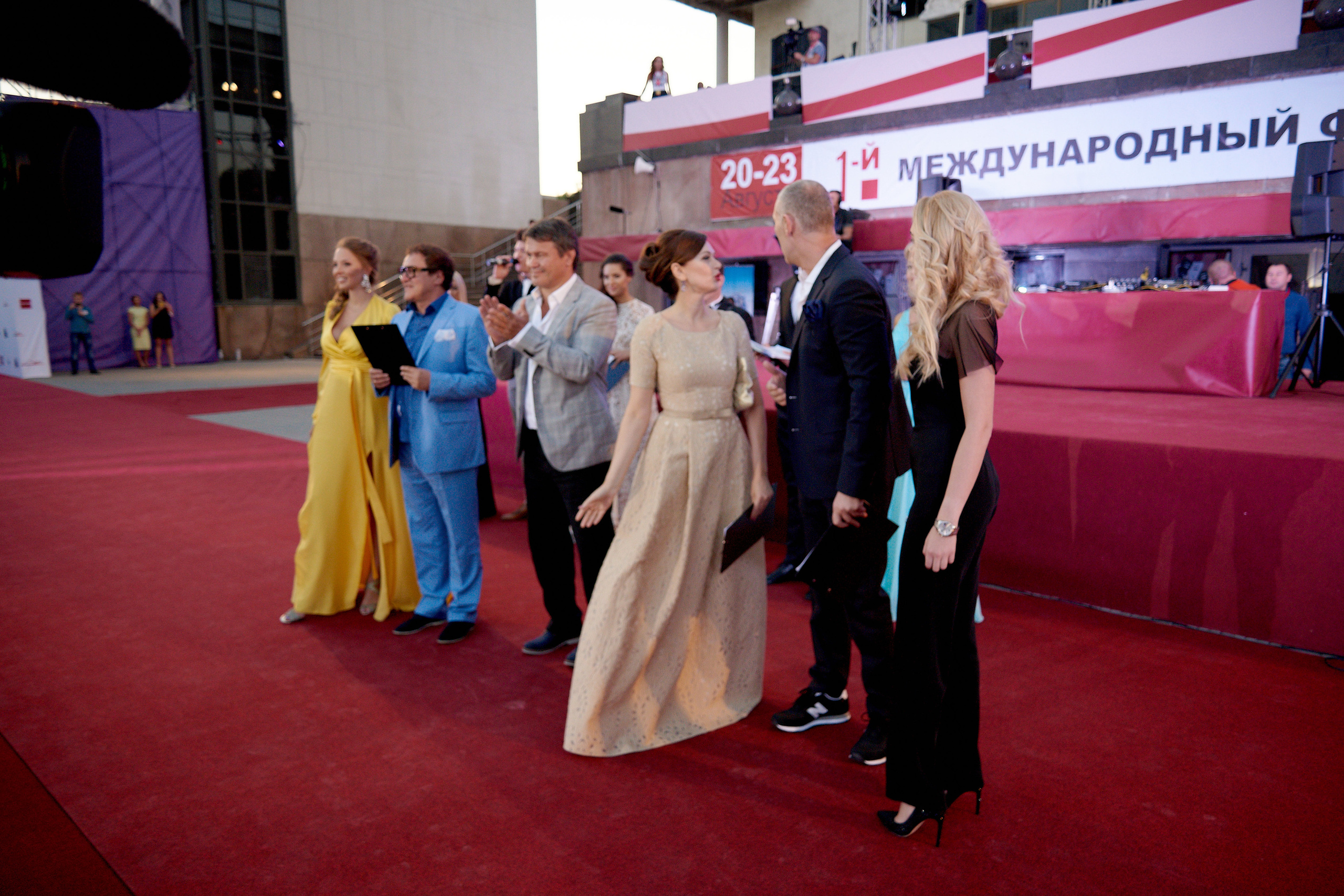 Известные артисты и телеведущие на сцене кинофестиваля.