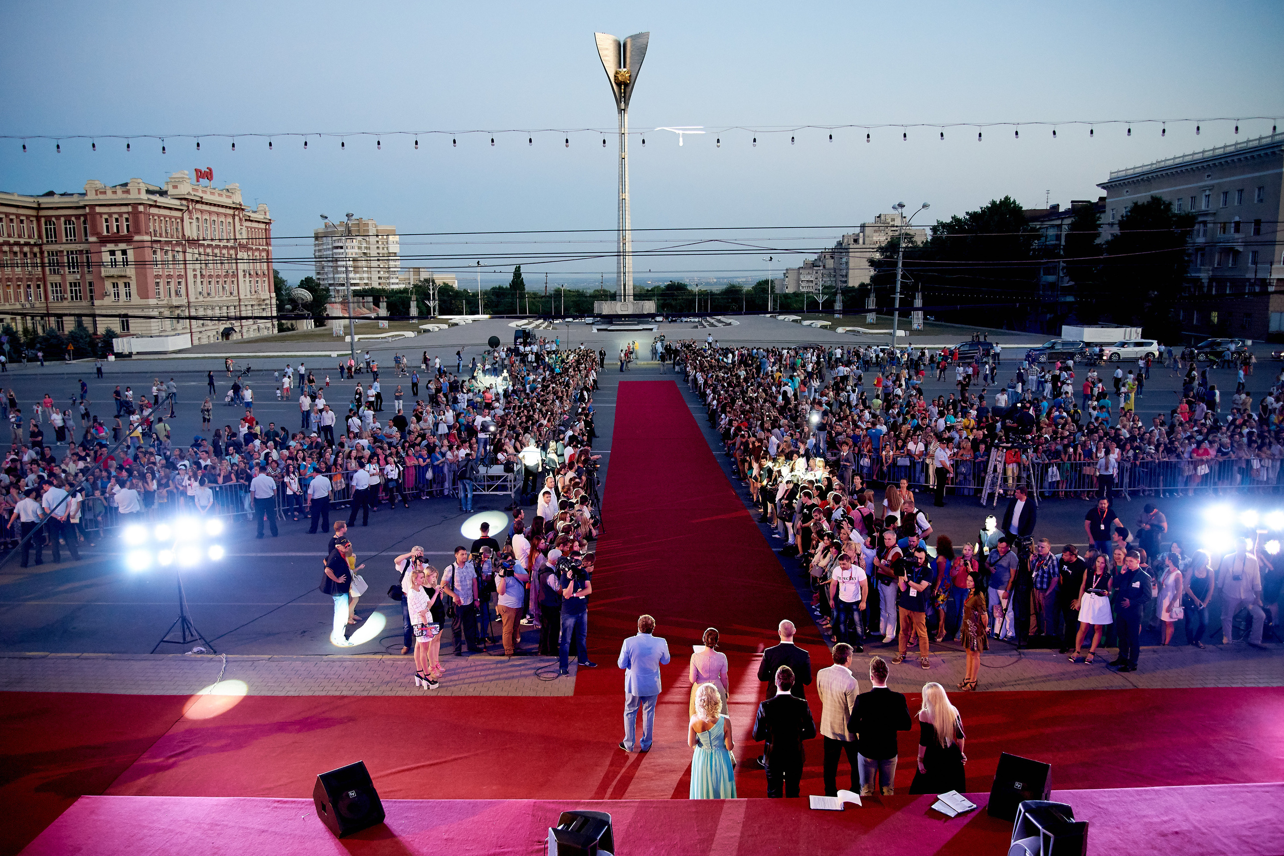 Общий план красной дорожки кинофестиваля.