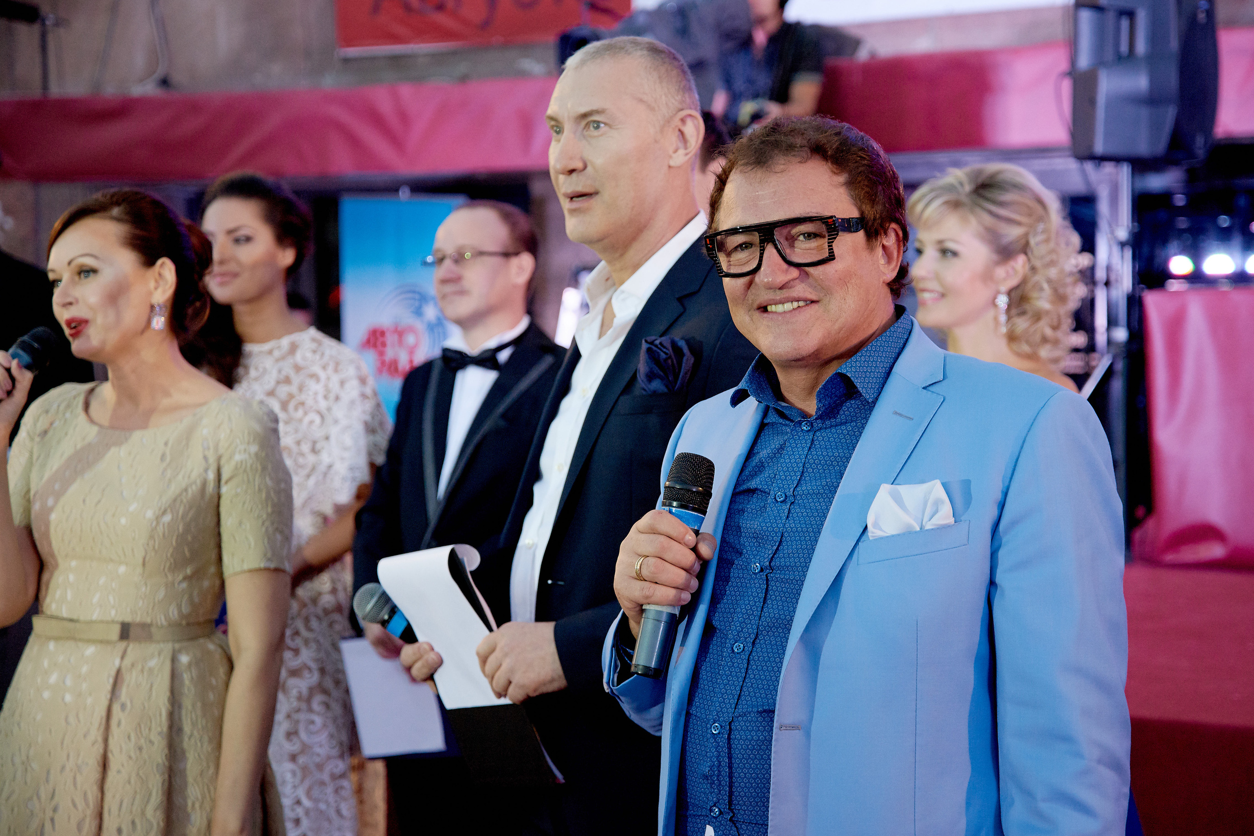 Дмитрий Дибров на сцене смотрит в кадр. Фотограф Александр Гладкий 89777015622.