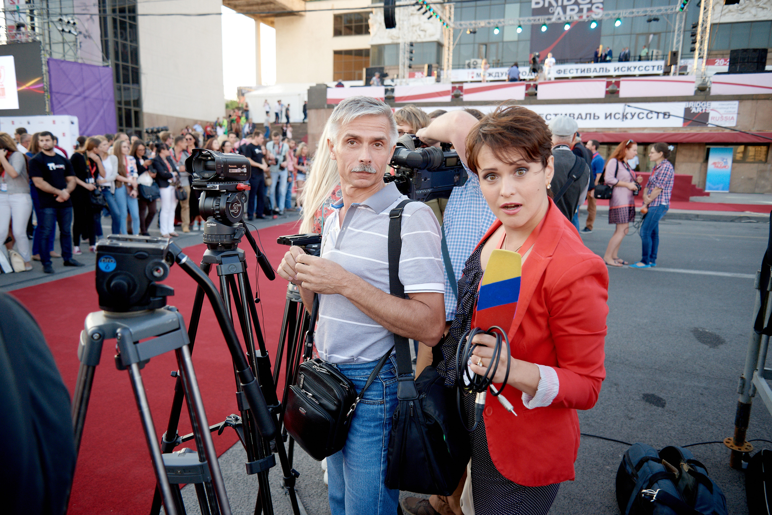 Тележурналист и телеоператор за работой. Фотограф Александр Гладкий foto-fam.ru