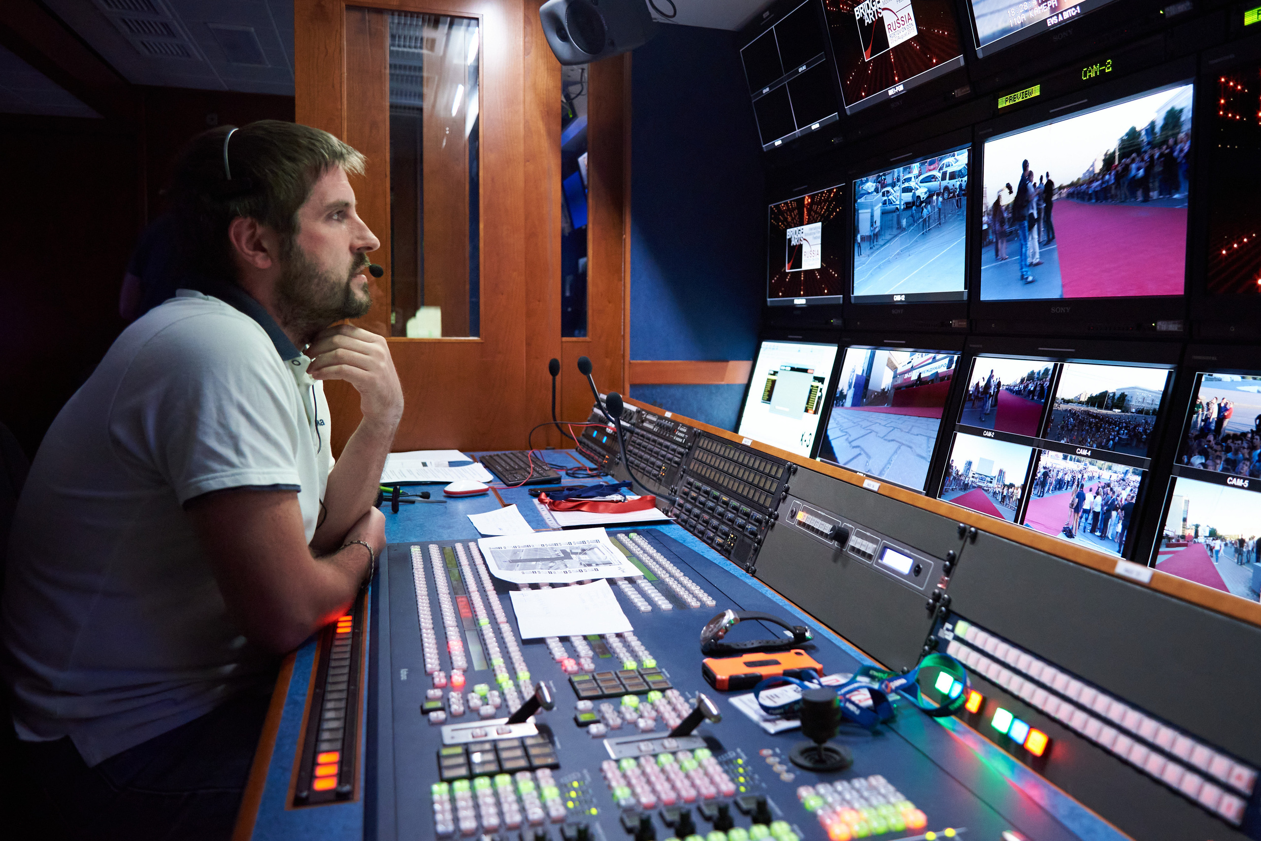 Эфирная режиссера эфира в ПТС трансляции МАТЧ.ТВ. Фотограф Александр Гладкий foto-fam.ru