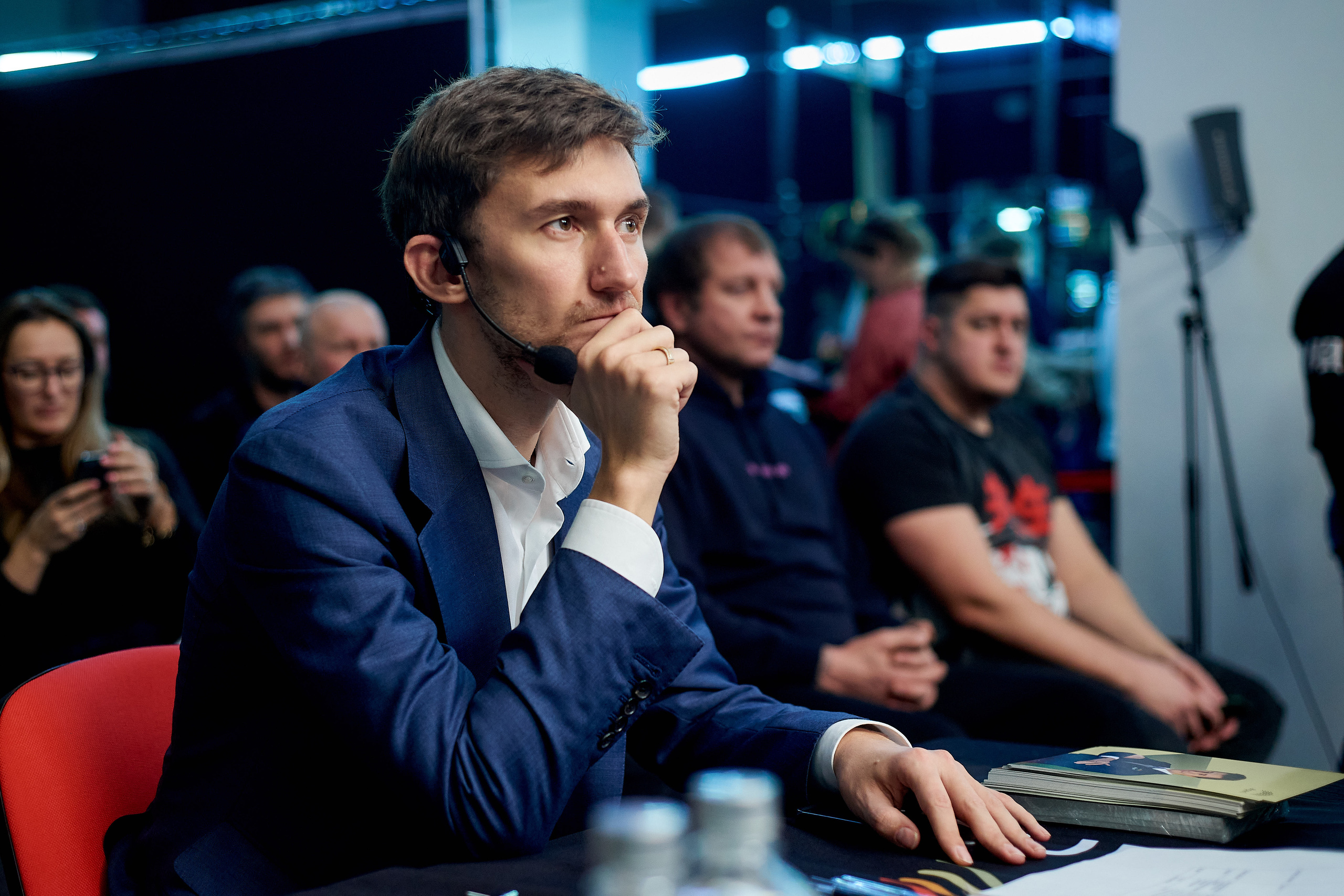 Шахматист Сергей Корякин смотрит матч по шахматам. Событийный фотограф на спортивном мероприятии. Пример работы.