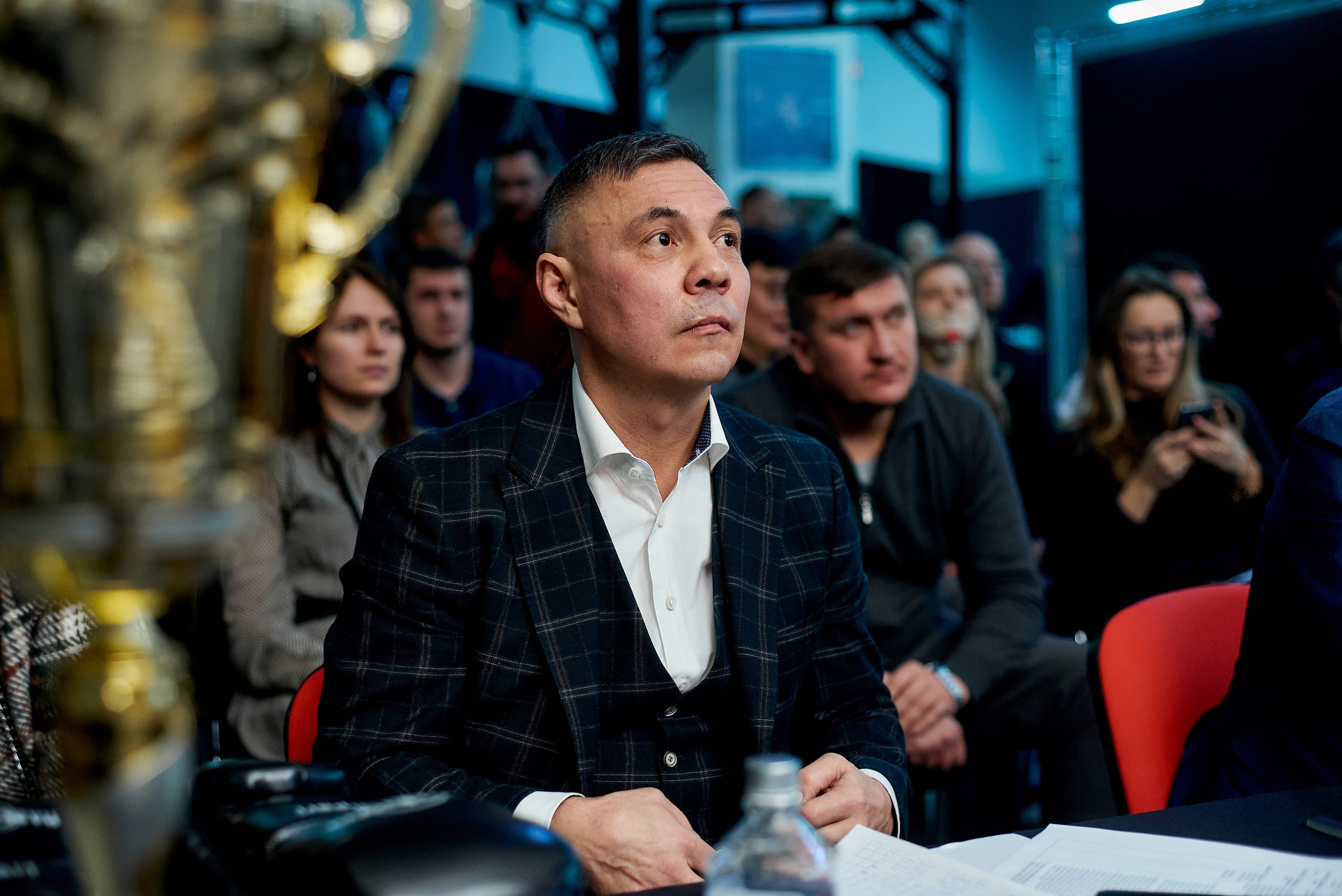 Костя Цзю оценивает боксерский раунд.