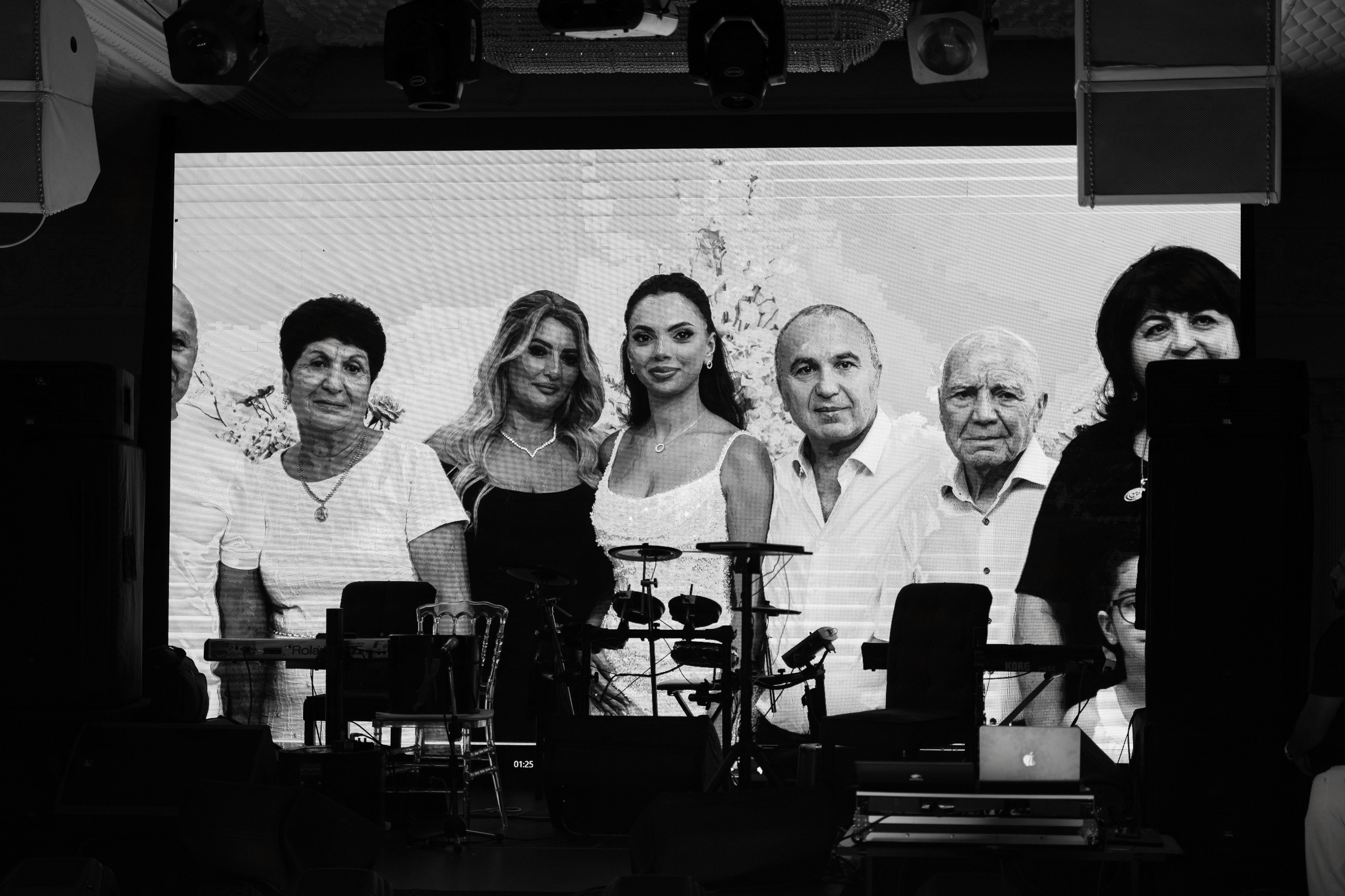 Сватовство в Краснодаре от лучших свадебных фотографов и операторов ТВИНС СТУДИО. ТВИНС СТУДИО — лучшие свадебные фотографы и видеографы в Краснодаре