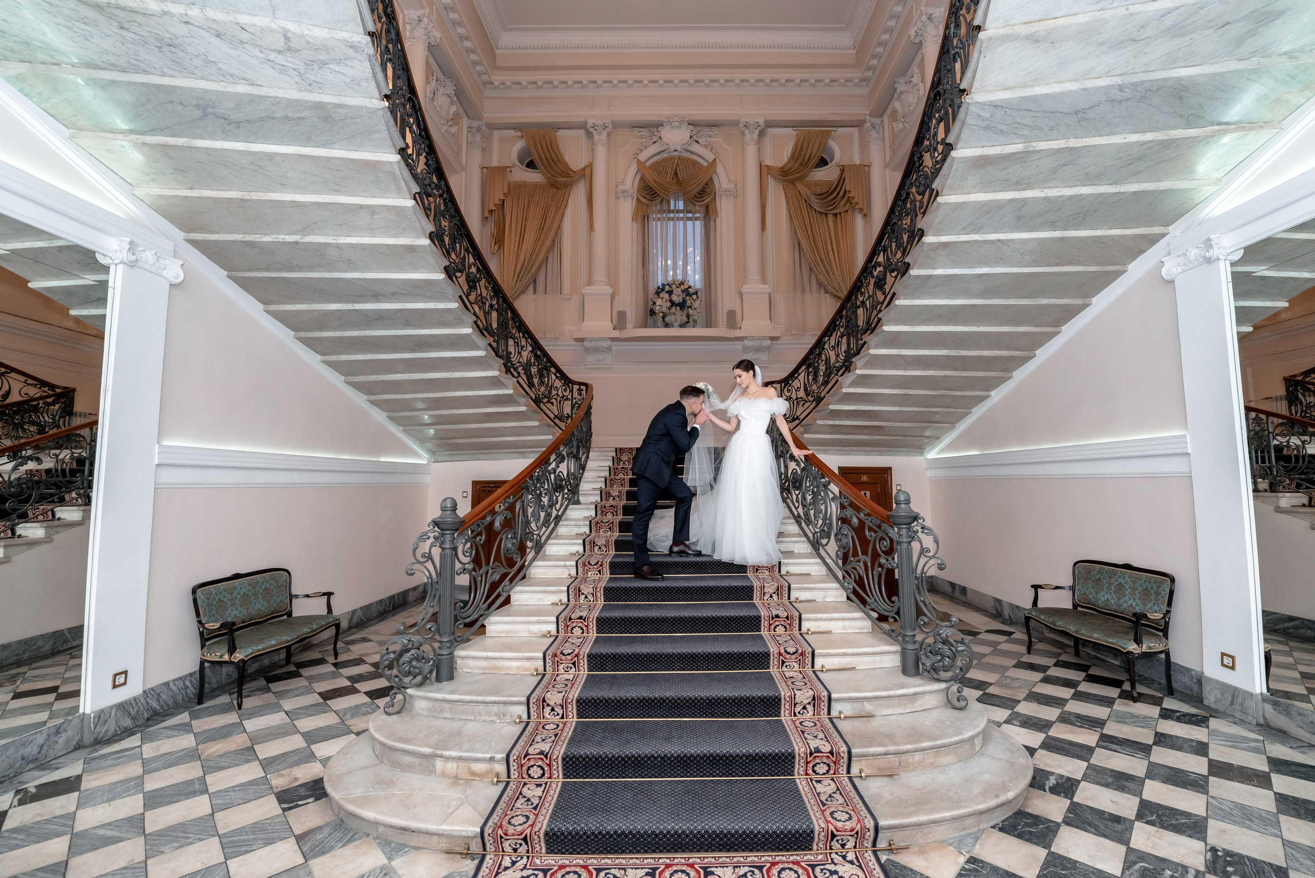 Осенняя великолепная свадебная прогулка жениха и невесты в октябре в Санкт-Петербурге в Михайловском парке и у Атлантов на Миллионной улице. Портретный, семейный и свадебный фотограф в Санкт-Петербурге и в Пушкине Ширяев Денис