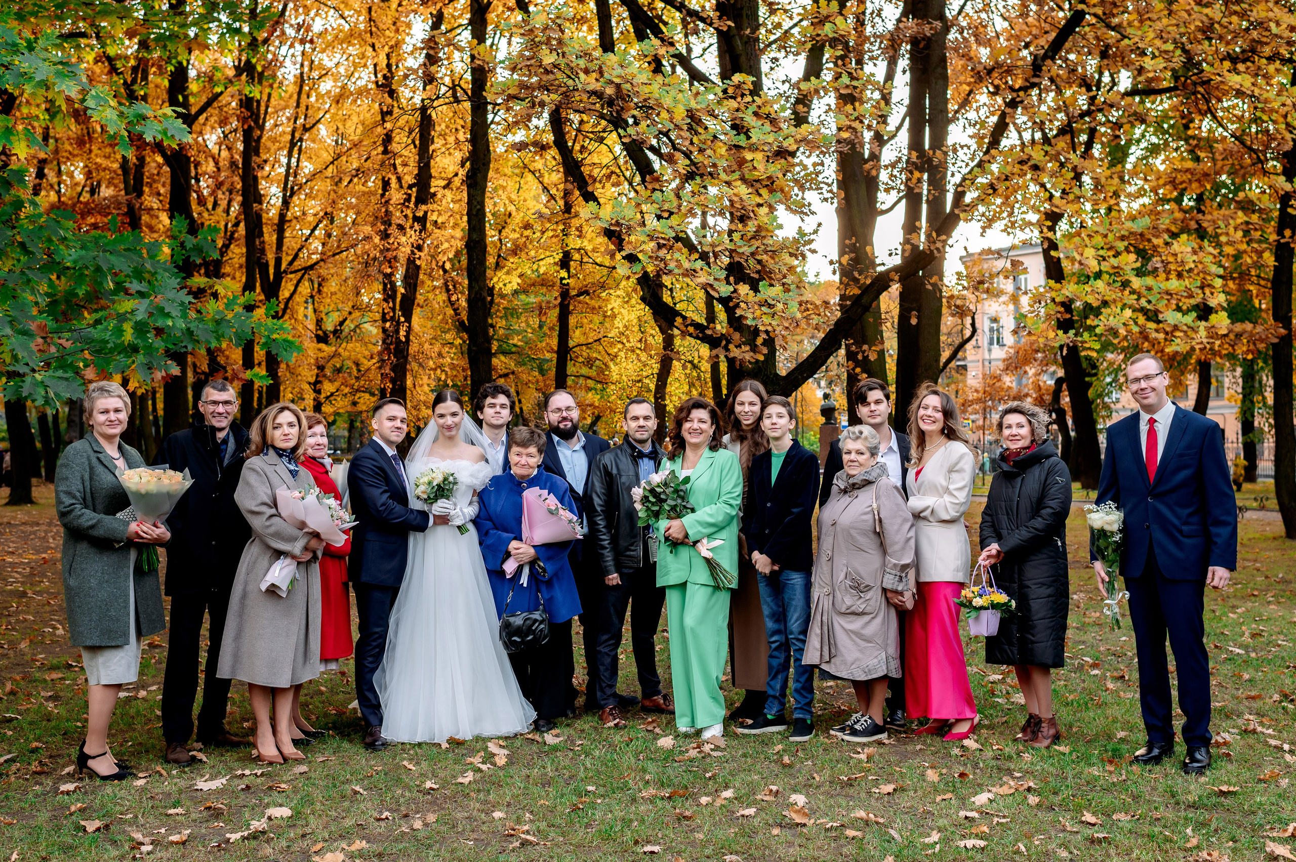 Осенняя великолепная свадебная прогулка жениха и невесты в октябре в Санкт-Петербурге в Михайловском парке и у Атлантов на Миллионной улице. Портретный, семейный и свадебный фотограф в Санкт-Петербурге и в Пушкине Ширяев Денис