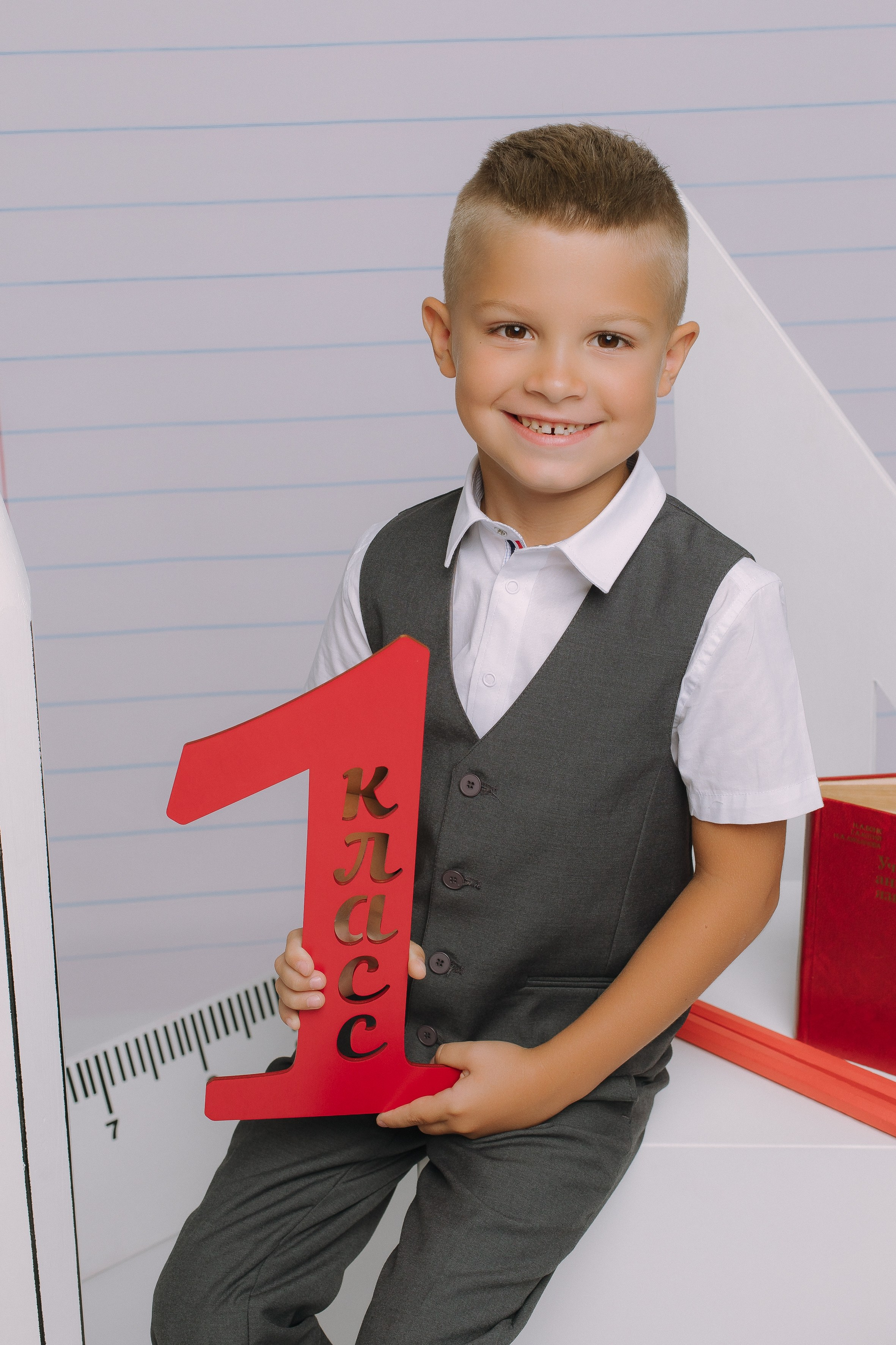 Студия- Портреты начальная школа (С реквизитом). Выпускные альбомы Натальи Бутко: Новороссийск, Анапа, Геленджик