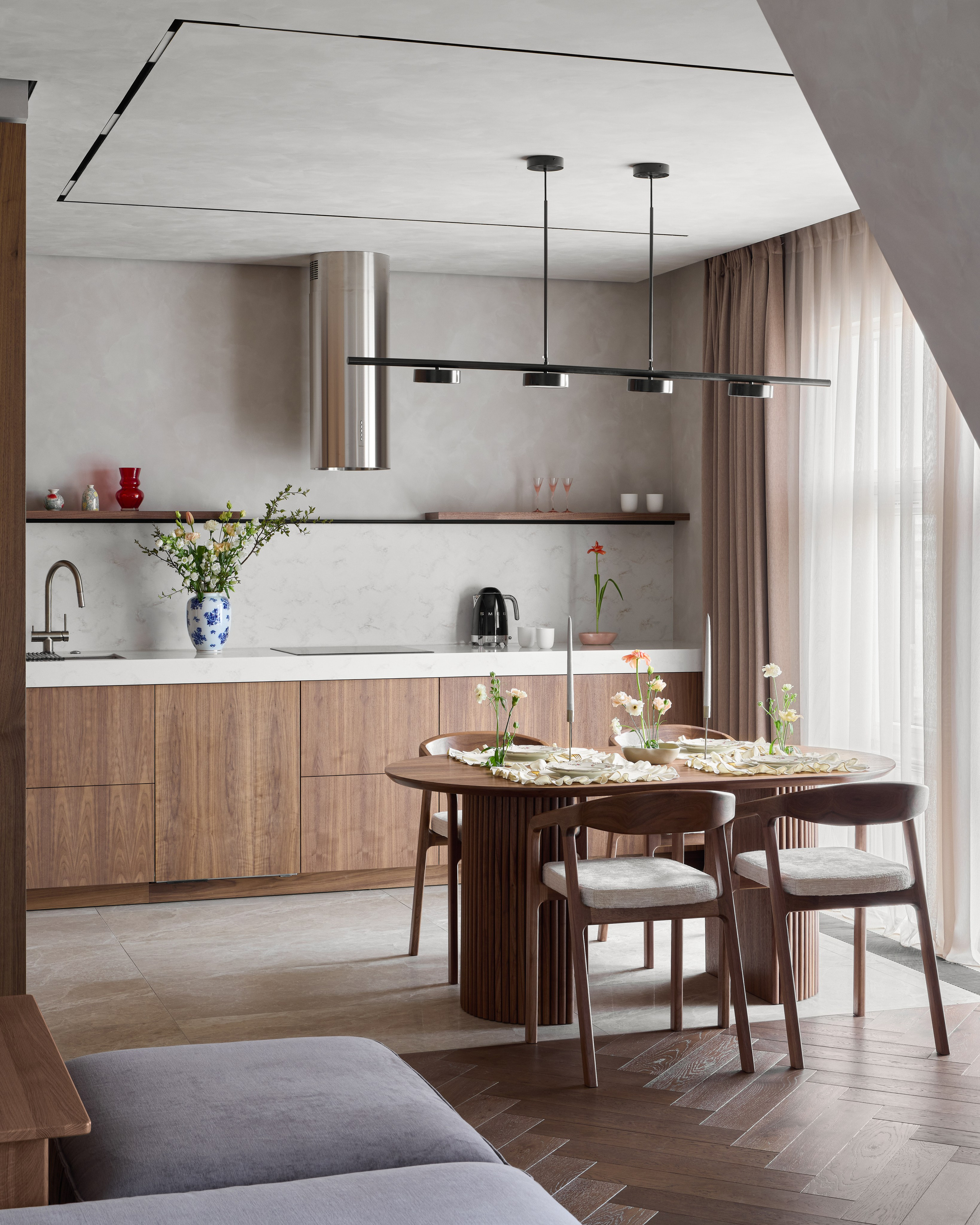 Минималистичный интерьер кухни-гостиной в проекте ЖК «Балконский» — натуральные материалы, шпон и камень. Автор: интерьерный дизайнер Ксения Новикова (ksudsgn), Санкт-Петербург.