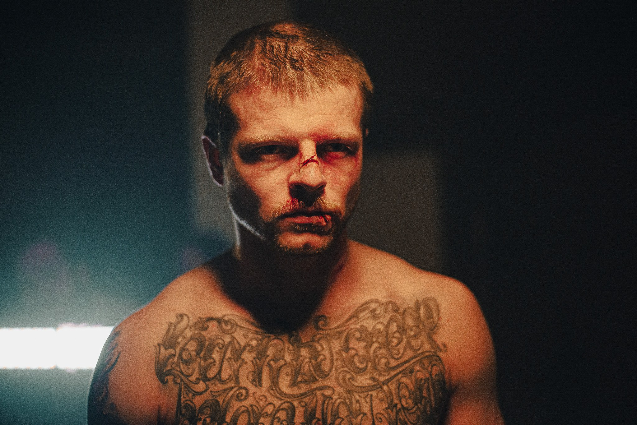 Фотограф Роман Романов — студийный портрет с профессиональным гримом. Голый мужчина с татуировками на груди