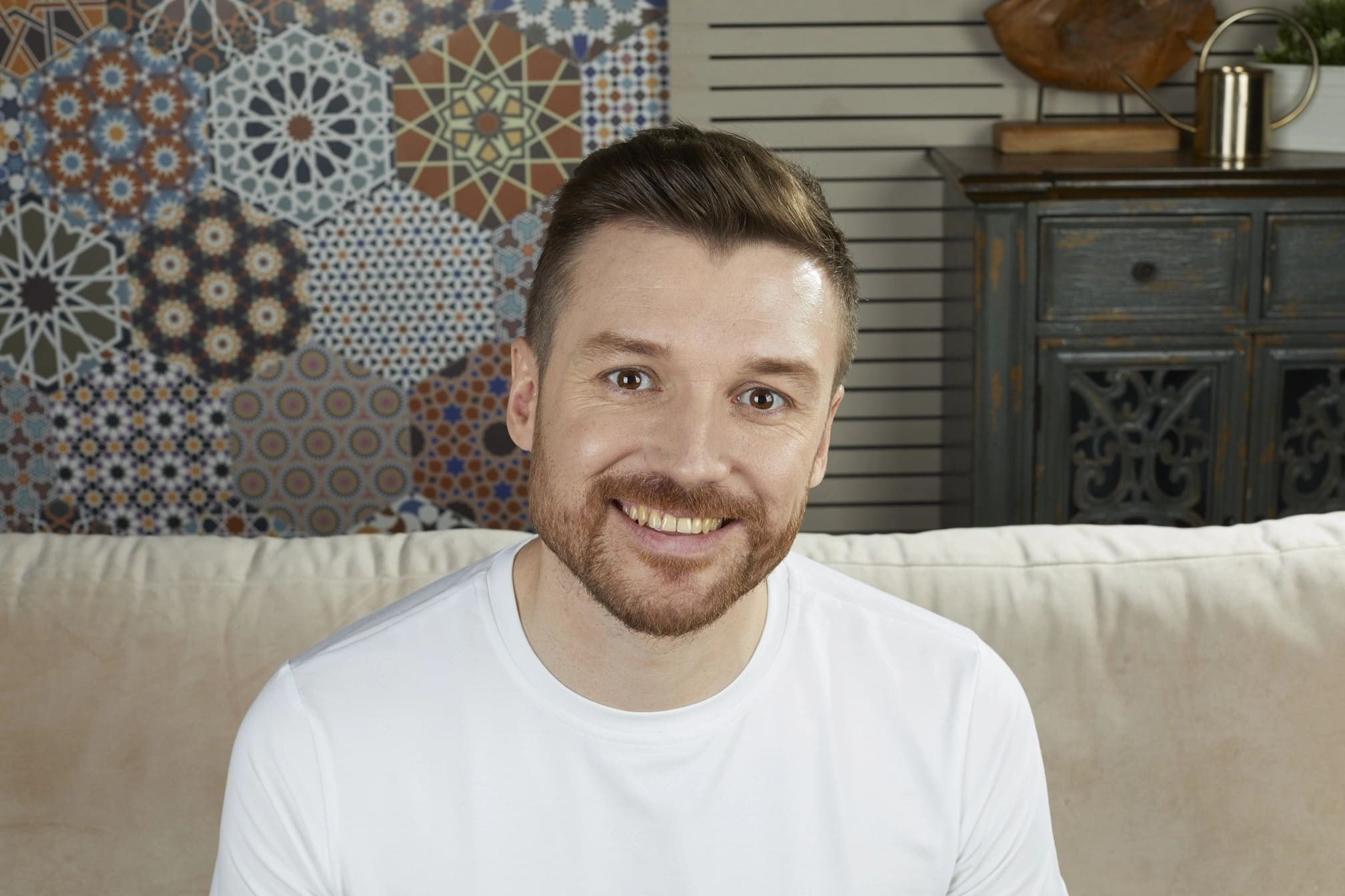 Мужчина со щетиной в белой рубашке