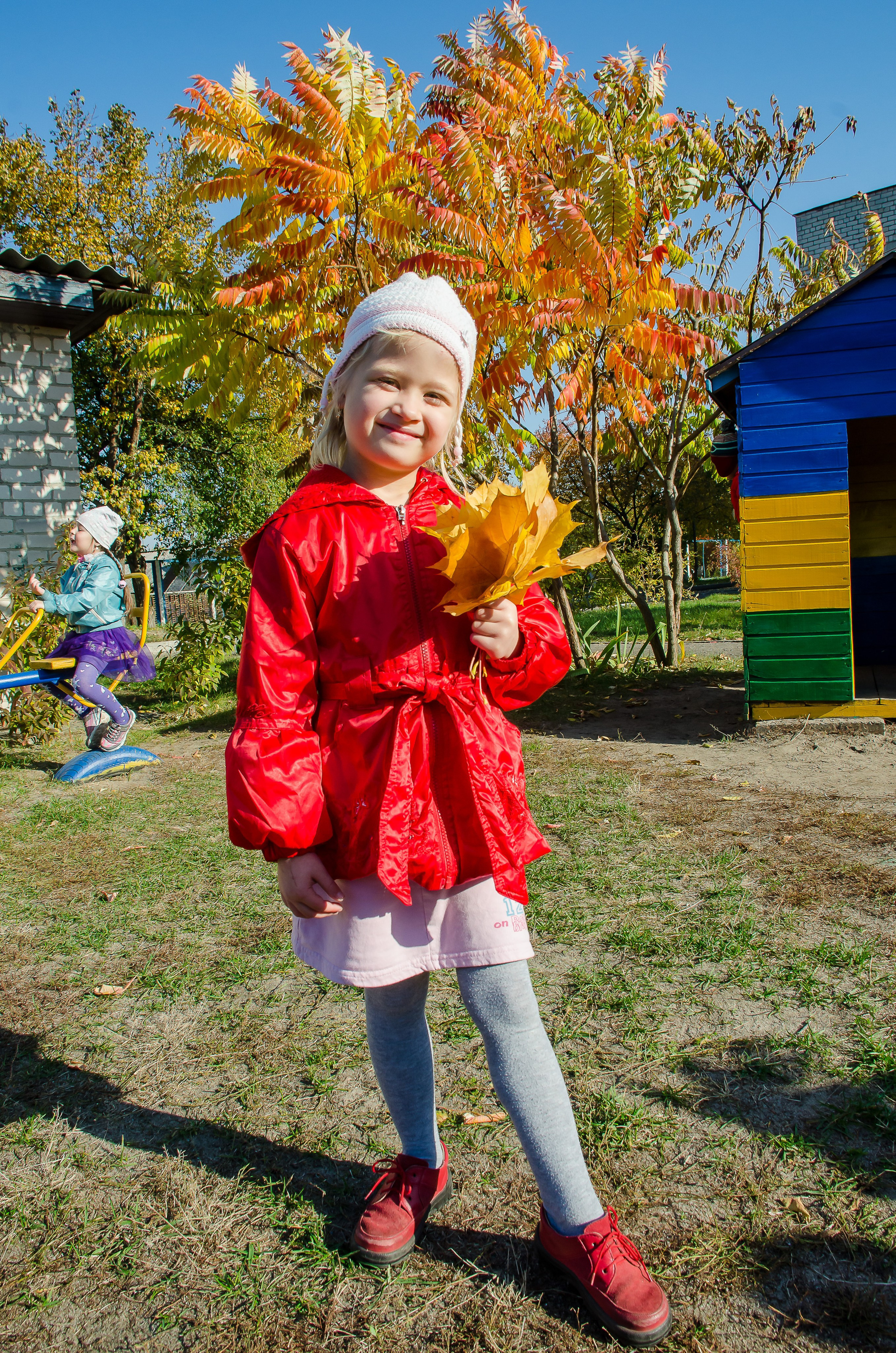 девочка с осенними листьями