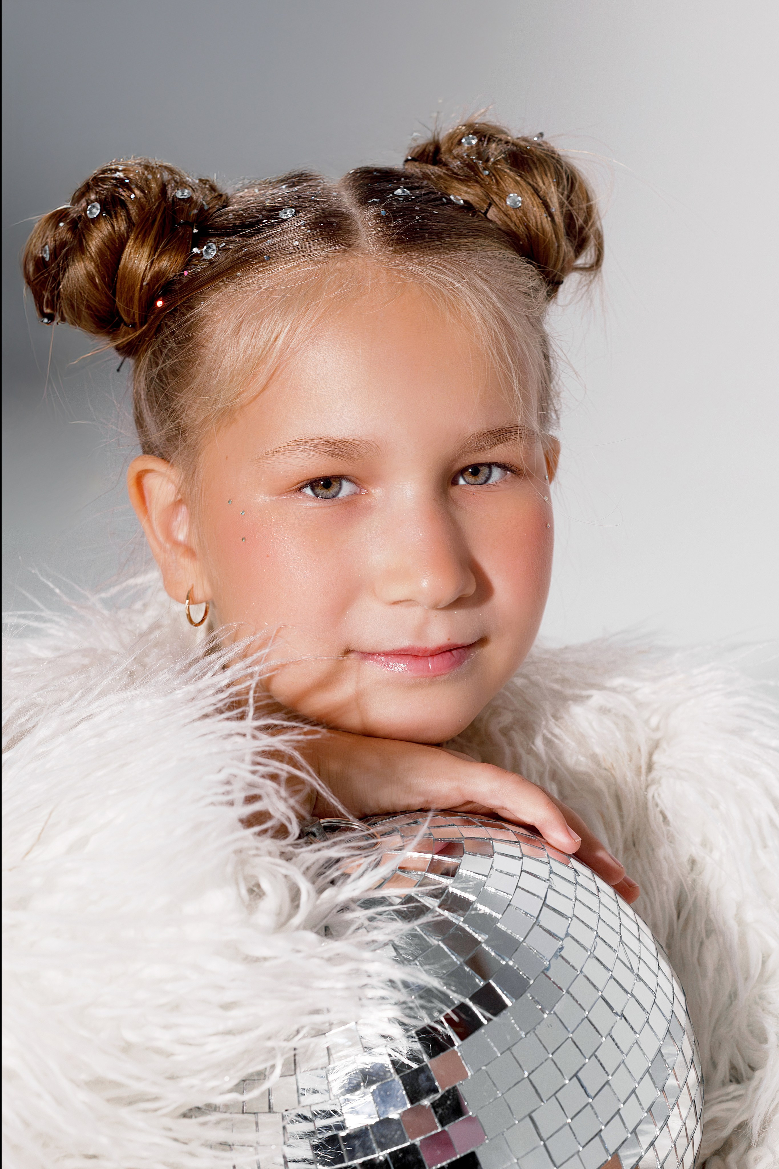 Креативная детская фотосессия на 9 лет в студии Сочи. Детский студийный фотограф Сочи