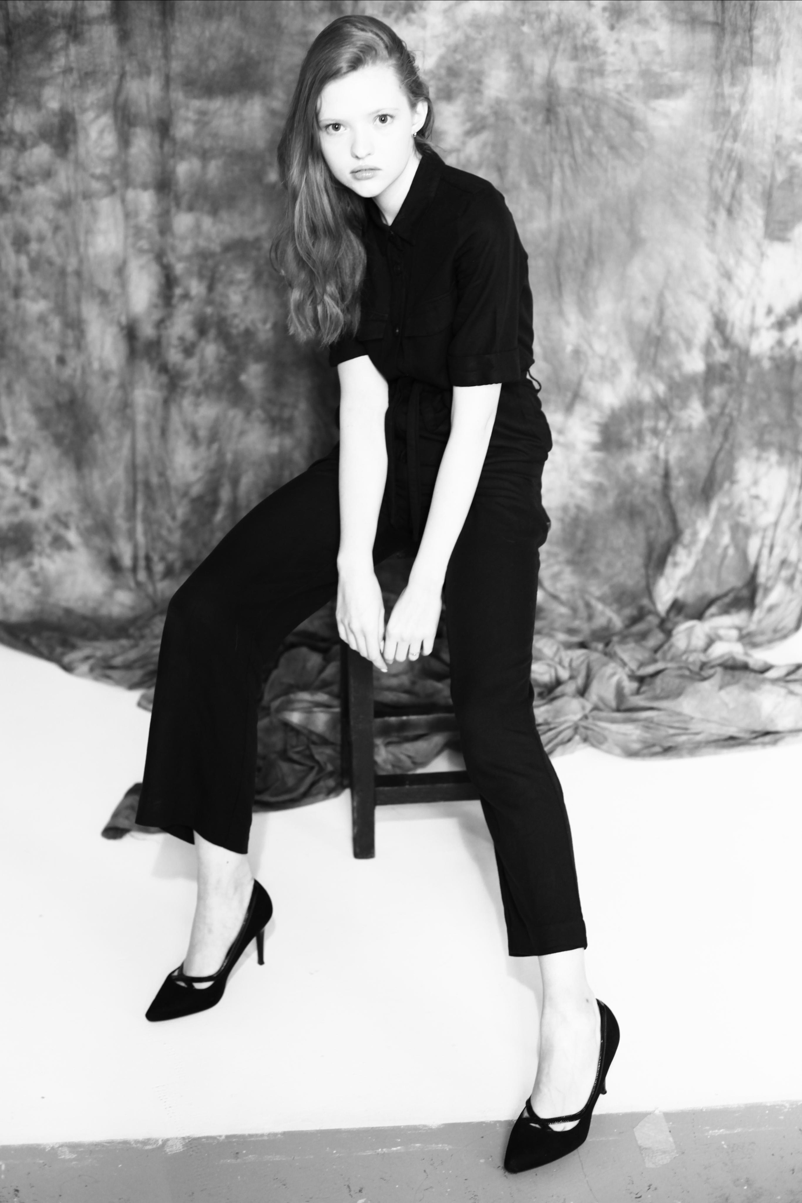 студийная черно-белая съёмка портрета в студии фотошколы фото Владимир Лёвин