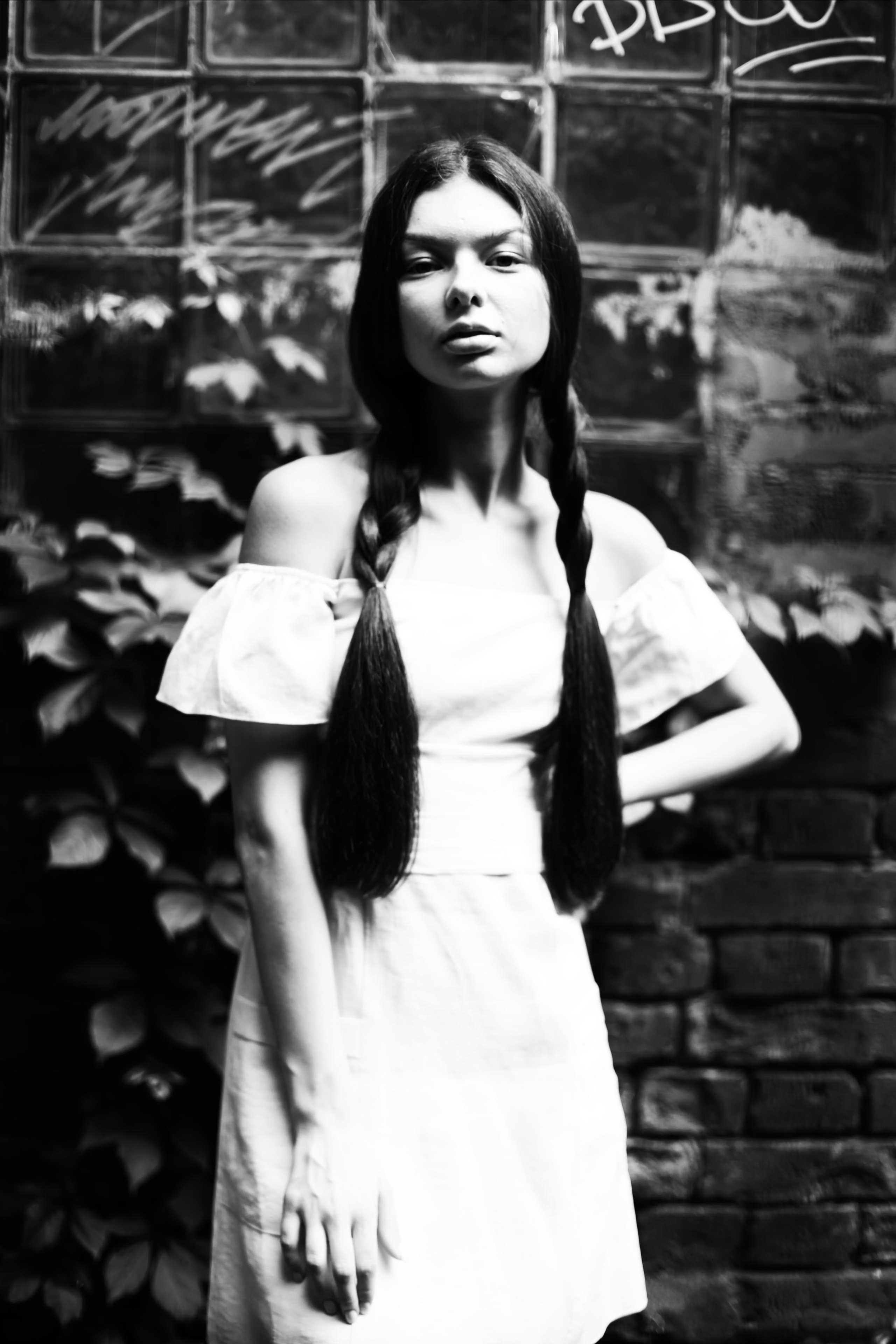 черно-белый снимок в модельной съёмке Спб фото Владимир Лёвин