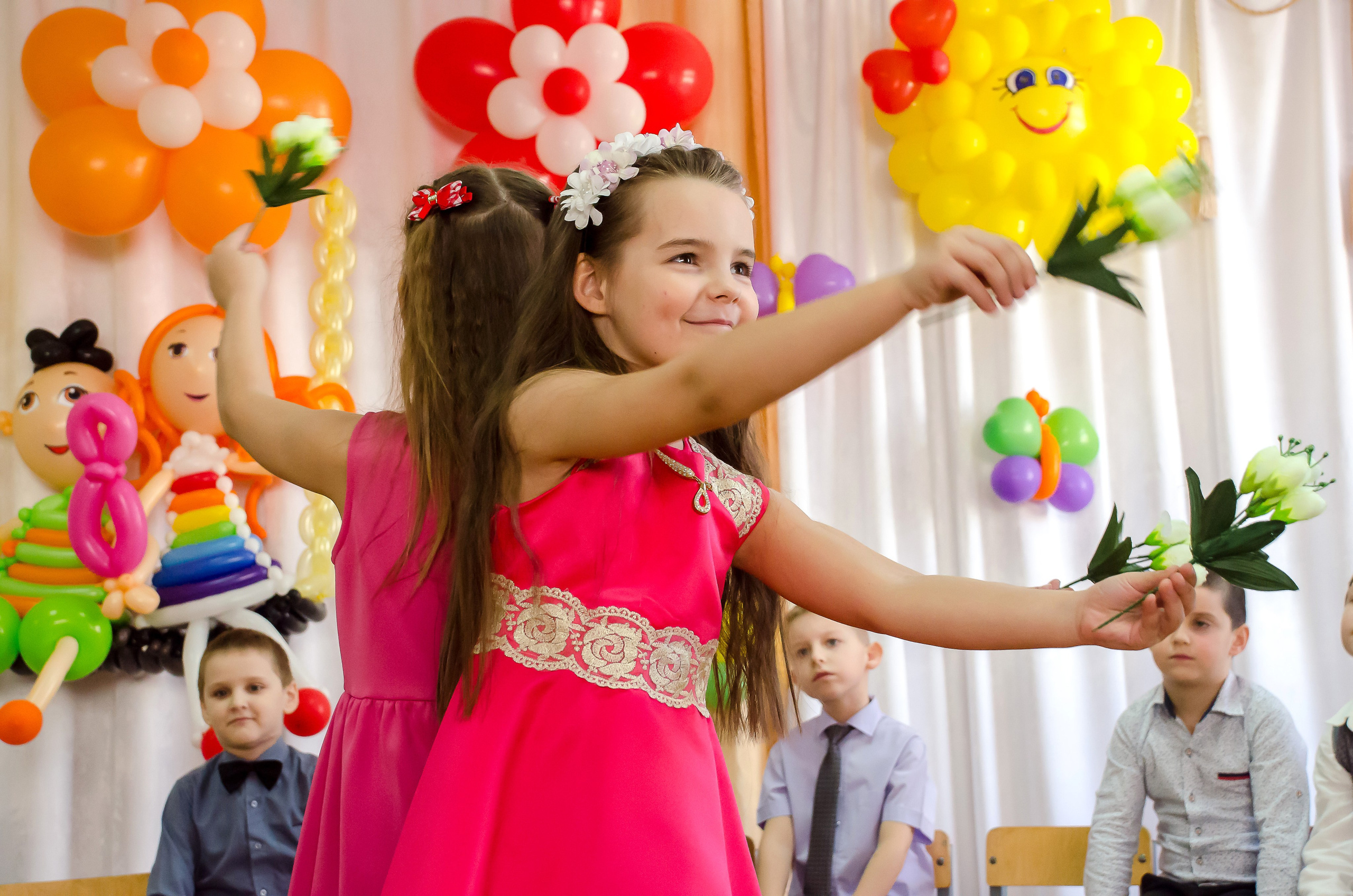 девочка на концерте 8 марта