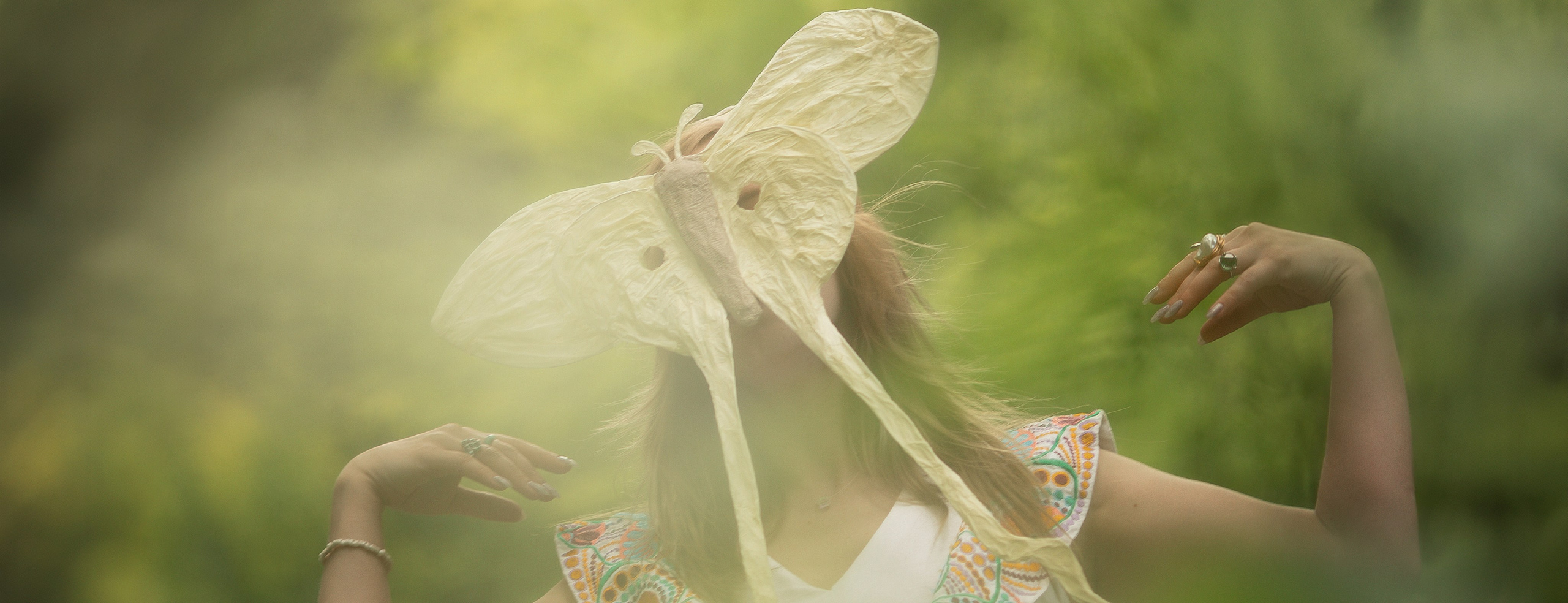 Духи леса — тени, свет и тишина между деревьев. Фотограф Анна Грошикова — авторская съёмка на рассвете и закате в Москве, Мытищах, Солнечногорске и Московской области