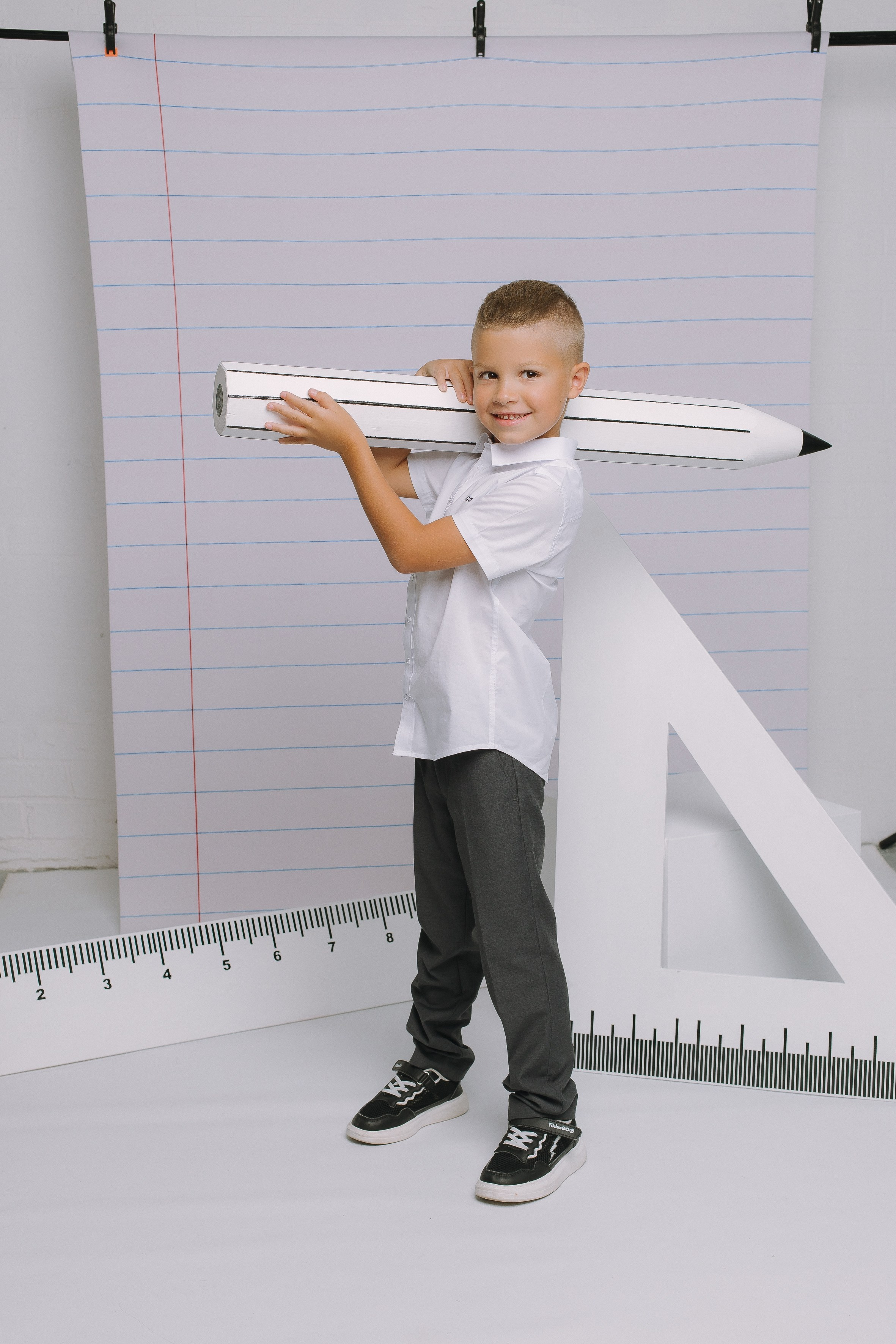 Студия- Портреты начальная школа (С реквизитом). Выпускные альбомы Натальи Бутко: Новороссийск, Анапа, Геленджик